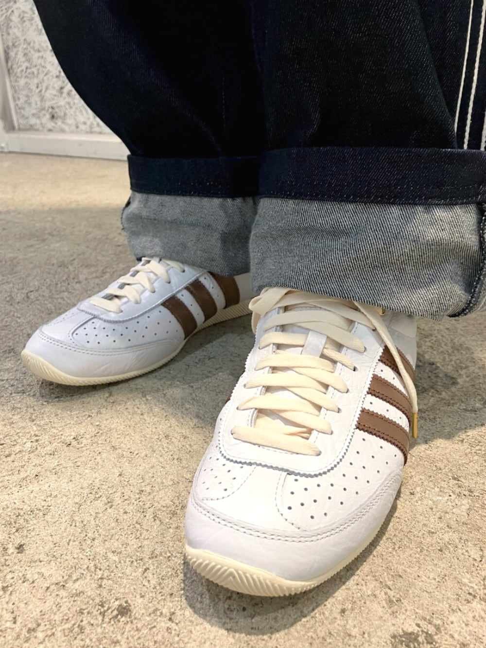 「スニーカー、デニム、adidas、アディダス、デニムパンツ、インディゴデニム、adidas originals、ベースボールシャツ、アディダスオリジナルス」｜「adidasのデニムパンツ / アディダスオリジナルス adidas Originals（デニムパンツ、ブルー系）」を使った、IKさん（メンズ・172cm）の夏コーディネートの4枚目の写真
