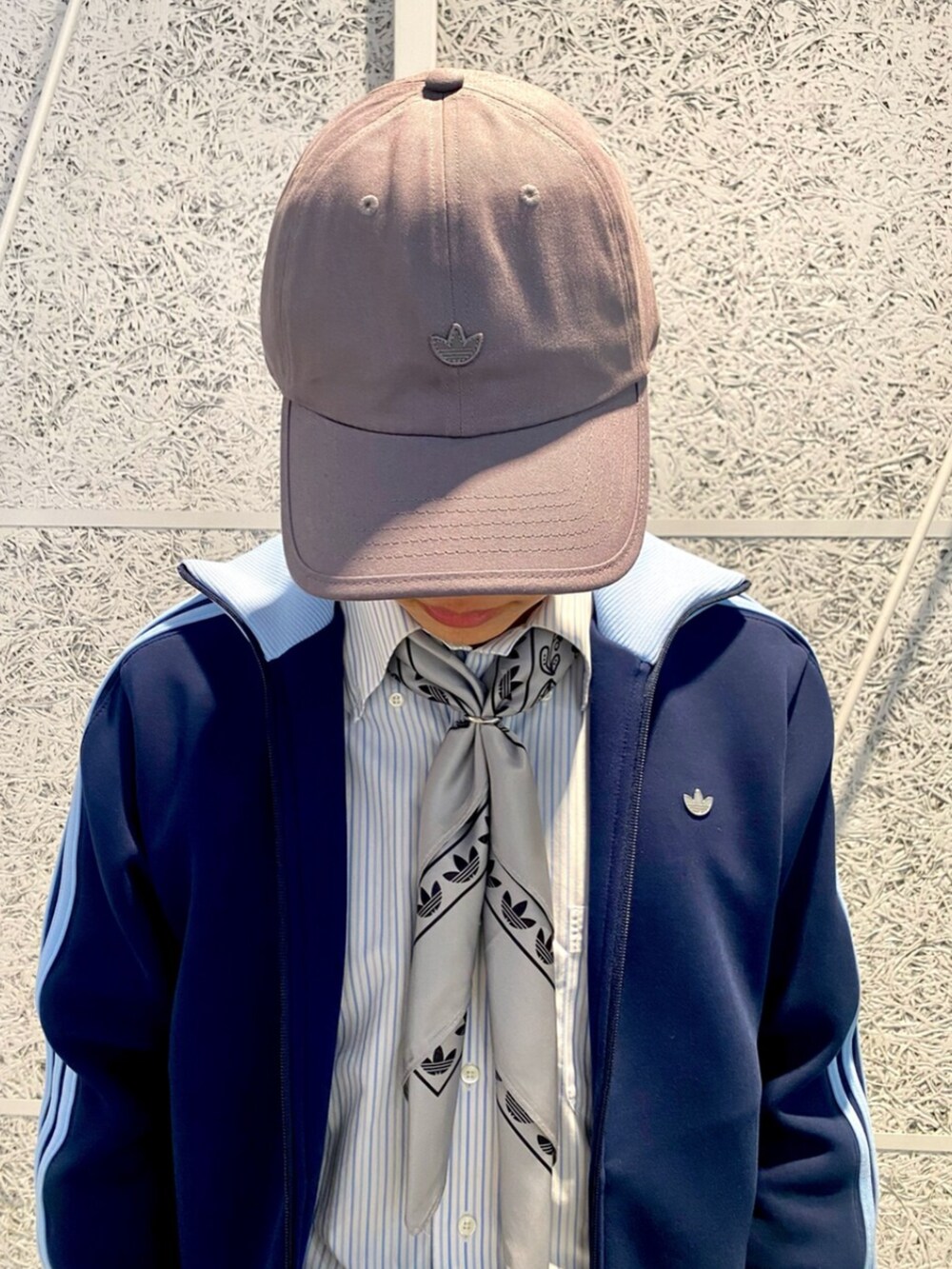 「adidas、adidas originals、アディダス、アディダスオリジナルス、スニーカー、ジャージ、シャツスタイル、シャツ、キャップ、スカーフ、スカーフアレンジ、めがね」｜「adidasのプレミアム エッセンシャルズ ダッドキャップ / アディダスオリジナルス adidas Originals（キャップ、グレー系）」を使った、IKさん（メンズ・172cm）の冬コーディネートの4枚目の写真