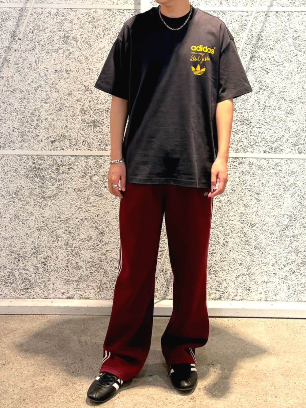 「adidas、adidas originals、アディダス、アディダスオリジナルス、スニーカー、トラックパンツ、Tシャツ」｜「adidasのカリーム スカイフック 半袖Tシャツ / アディダスオリジナルス adidas Originals（Tシャツ/カットソー、グレー系）」を使った、IKさん（メンズ・172cm）の夏コーディネートの2枚目の写真