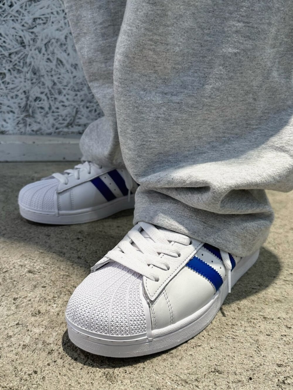 「adidas、adidas originals、アディダス、アディダスオリジナルス、スニーカー、Tシャツ、スウェット、スウェットパンツ、めがね」｜「adidasのシンプル Tシャツ / アディダスオリジナルス adidas Originals（Tシャツ/カットソー、ブラック系）」を使った、IKさん（メンズ・172cm）の春コーディネートの4枚目の写真