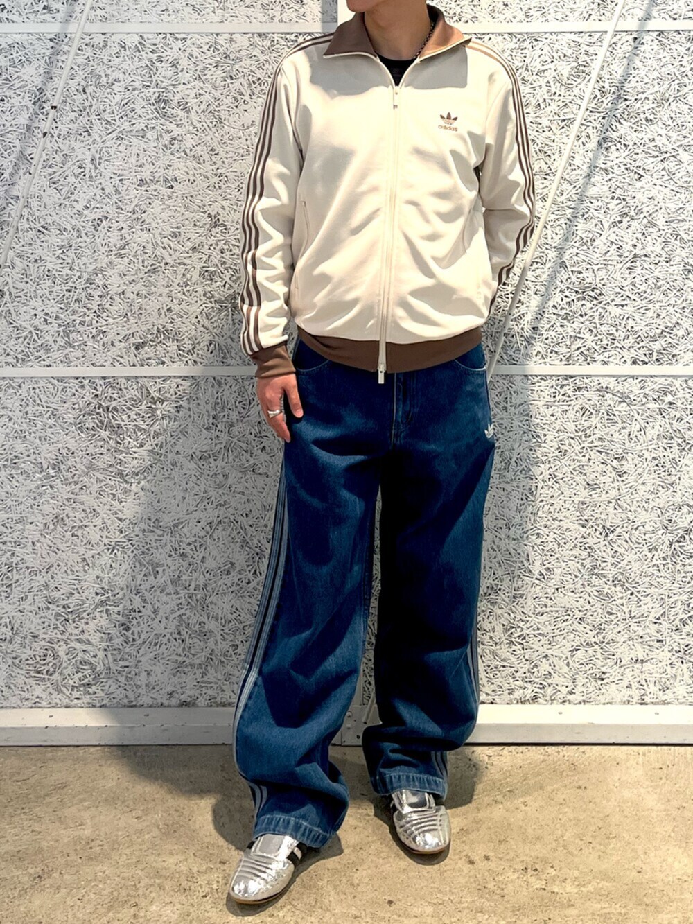 「スニーカー、adidas、ジャージ、アディダス、デニムパンツ、adidas originals、アディダスオリジナルス、トラックトップ、アディカラー、テコンドー」｜「adidasのアディカラー デニム ファイヤーバードパンツ（デニムパンツ、ブルー系）」を使った、IKさん（メンズ・172cm）の冬コーディネートの3枚目の写真
