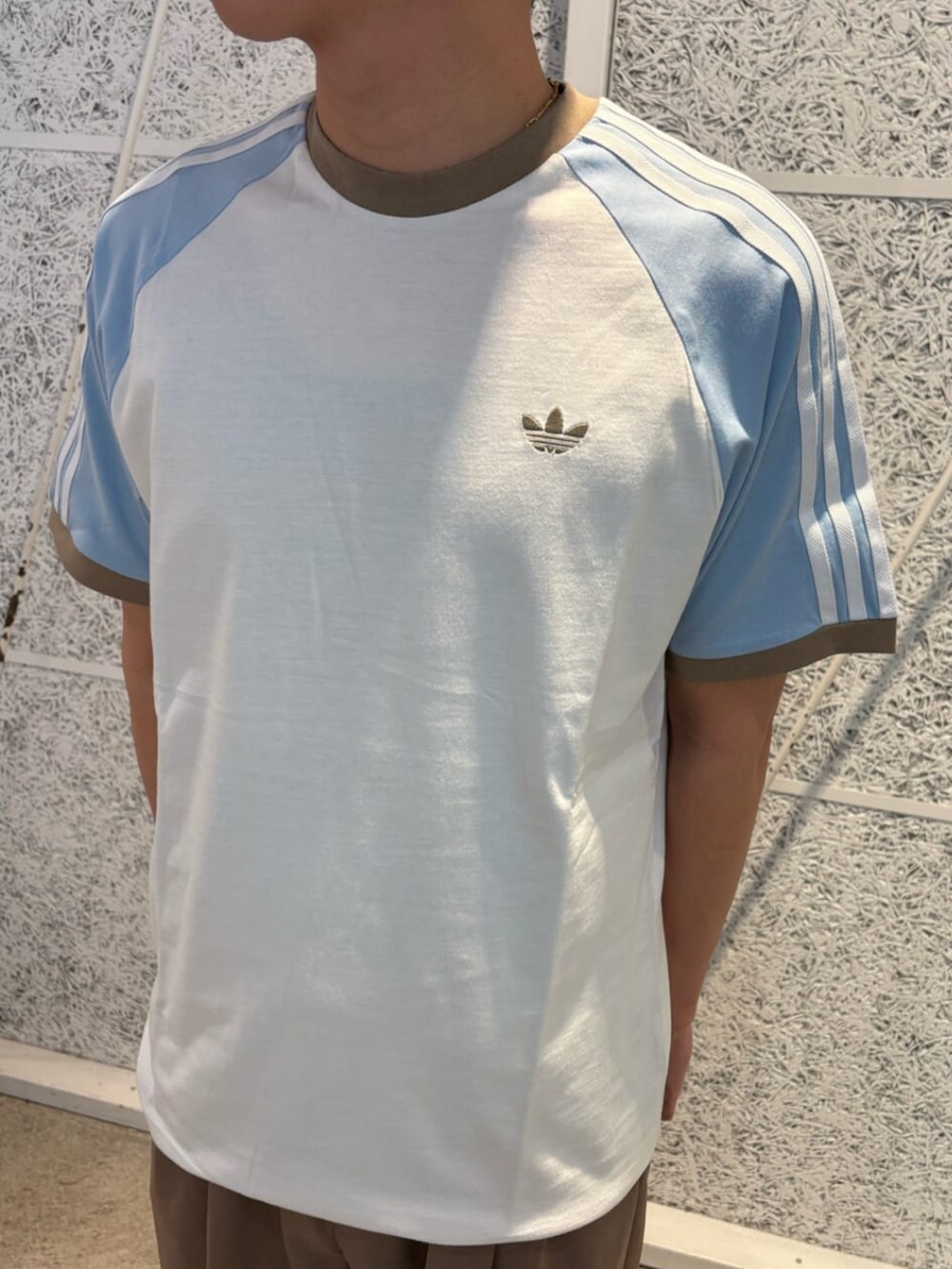 「adidas、adidas originals、アディダス、アディダスオリジナルス、Tシャツ、テコンドー、ニュートラルカラー、ラフスタイル」｜「adidasのアディダス オリジナルス カリ 半袖Tシャツ / アディダスオリジナルス adidas Originals（Tシャツ/カットソー、ホワイト系）」を使った、IKさん（メンズ・172cm）の春コーディネートの3枚目の写真