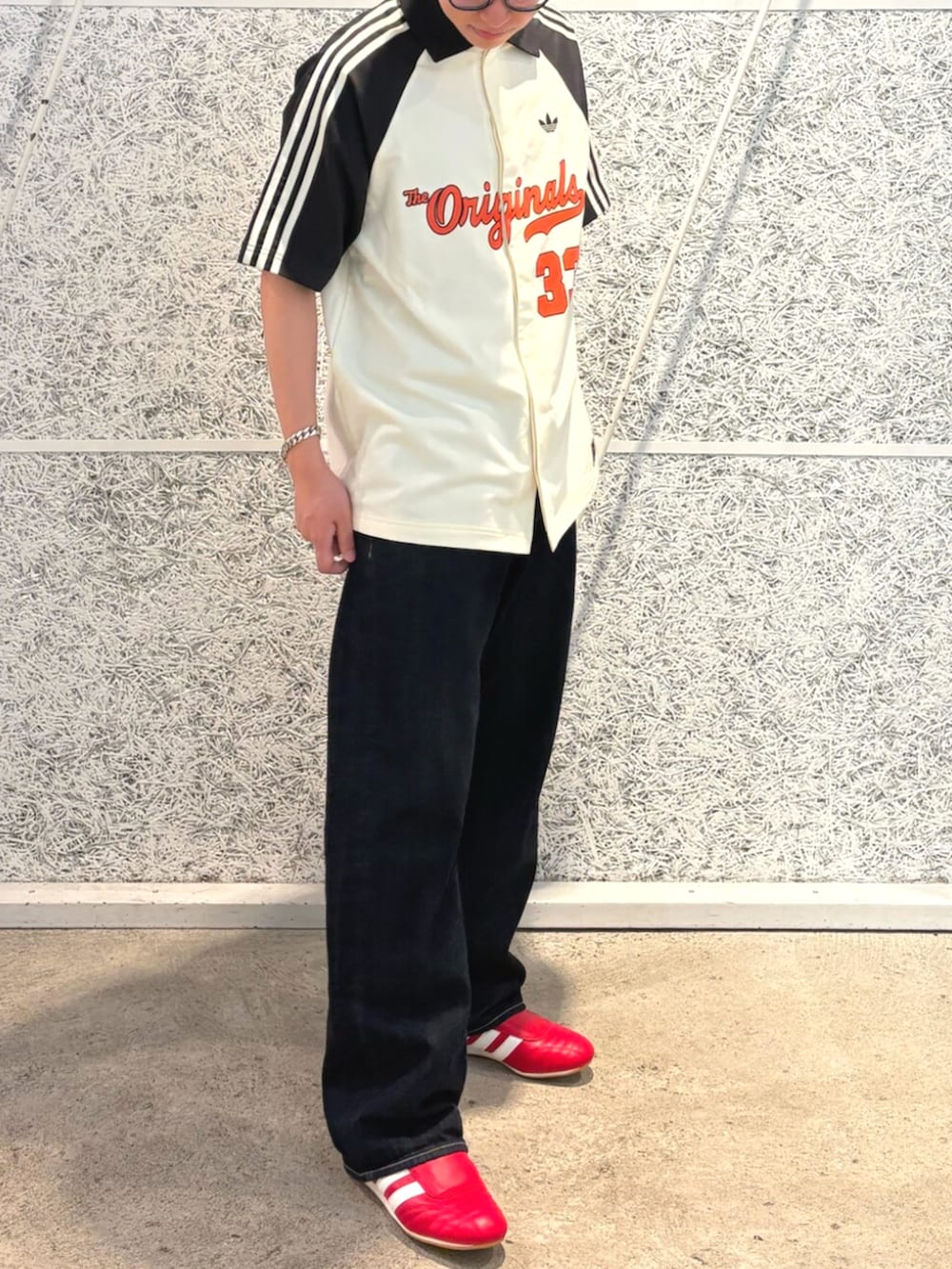 「adidas、アディダス、adidas originals、アディダスオリジナルス、フットボールTシャツ、テコンドー」｜「adidasのウィンター シュータートップ Winter Shooter / 半袖シャツ アディダスオリジナルス adidas Originals（シャツ/ブラウス、ホワイト系）」を使った、IKさん（メンズ・172cm）の夏コーディネートの2枚目の写真