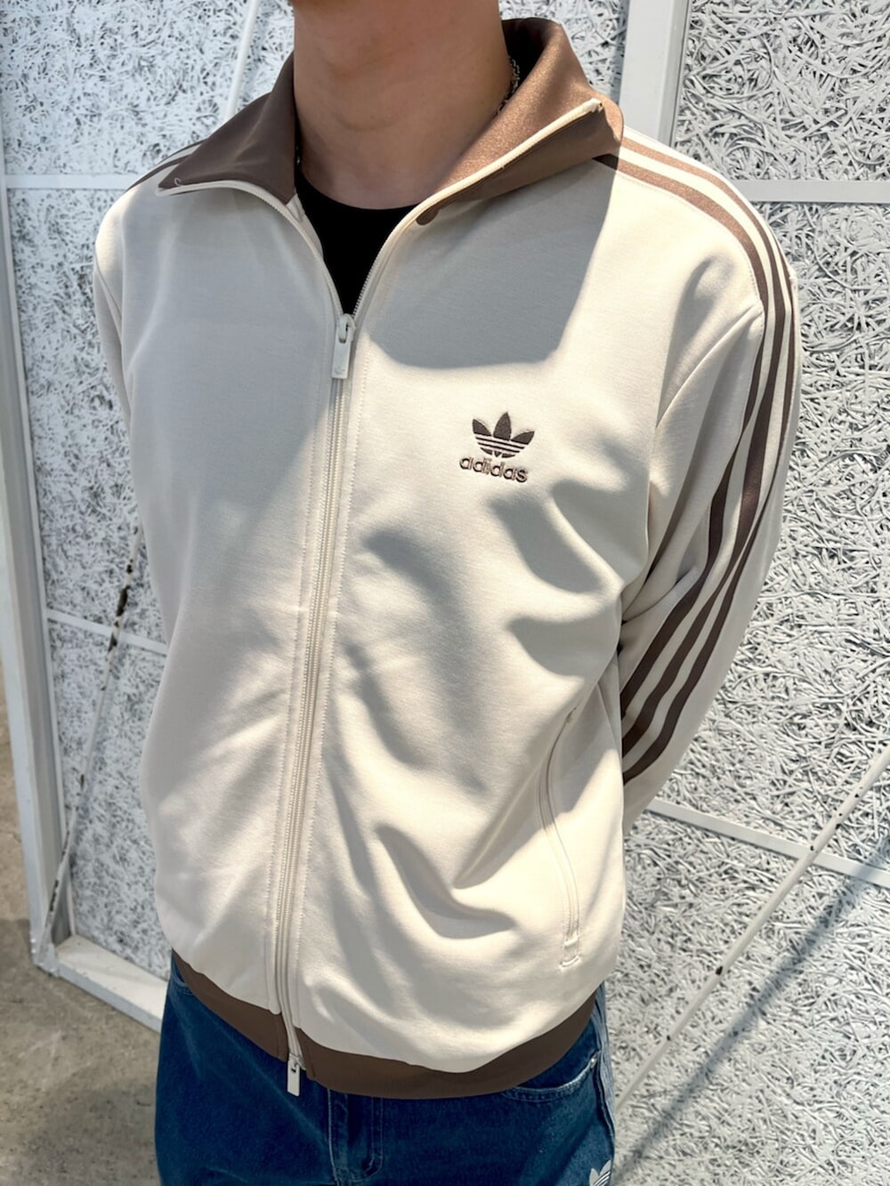 「スニーカー、adidas、ジャージ、アディダス、デニムパンツ、adidas originals、アディダスオリジナルス、トラックトップ、アディカラー、テコンドー」｜「adidasのアディカラー デニム ファイヤーバードパンツ（デニムパンツ、ブルー系）」を使った、IKさん（メンズ・172cm）の冬コーディネートの4枚目の写真