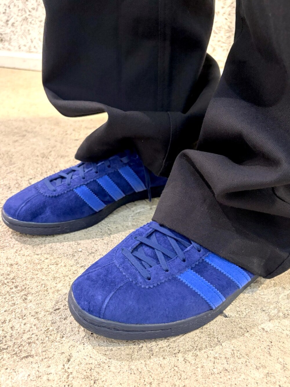 グレー系のジャージ、ブルー系のシューズを着用したメンズの秋コーディネートの4枚目の写真