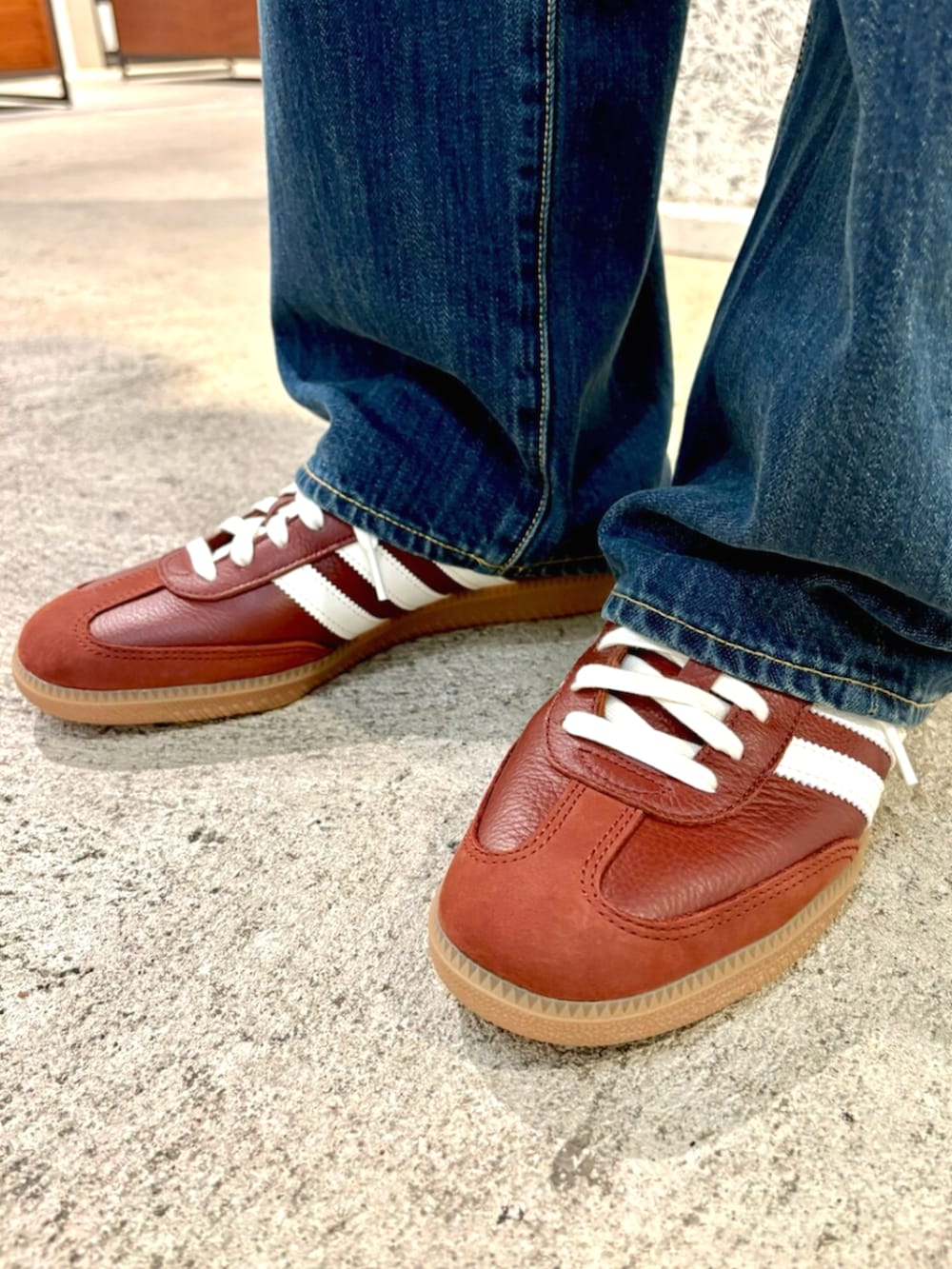 ブラウン系のブルゾン、グリーン系のトップス、ブラウン系のスニーカーを着用したメンズの秋コーディネートの6枚目の写真