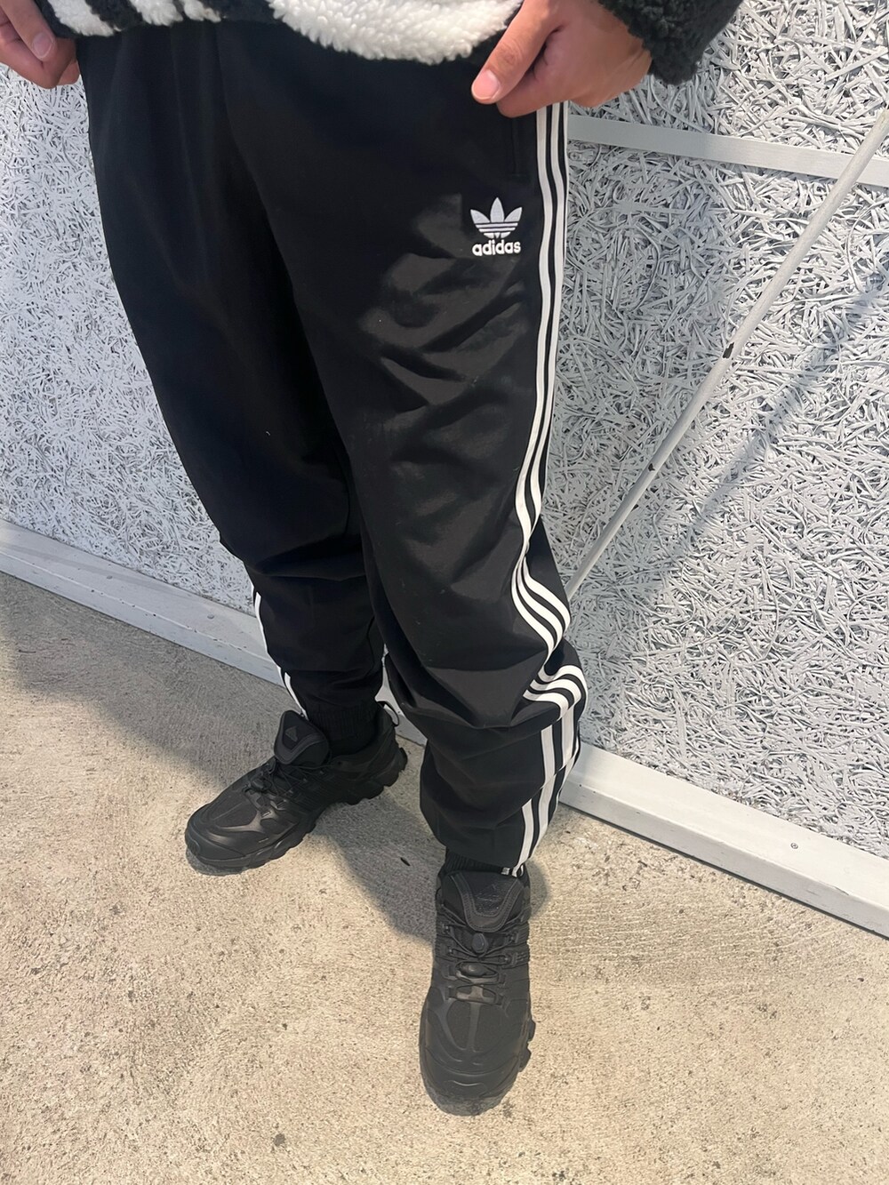 「スニーカー、アウター、adidas、アディダス、トラックパンツ、ボアジャケット、adidas originals、アディダスオリジナルス、アディカラー、アディスター」｜「adidasのシェルパ トラックジャケット / アディダスオリジナルス adidas Originals（ブルゾン、ブラック系）」を使った、IKさん（メンズ・172cm）の秋コーディネートの3枚目の写真