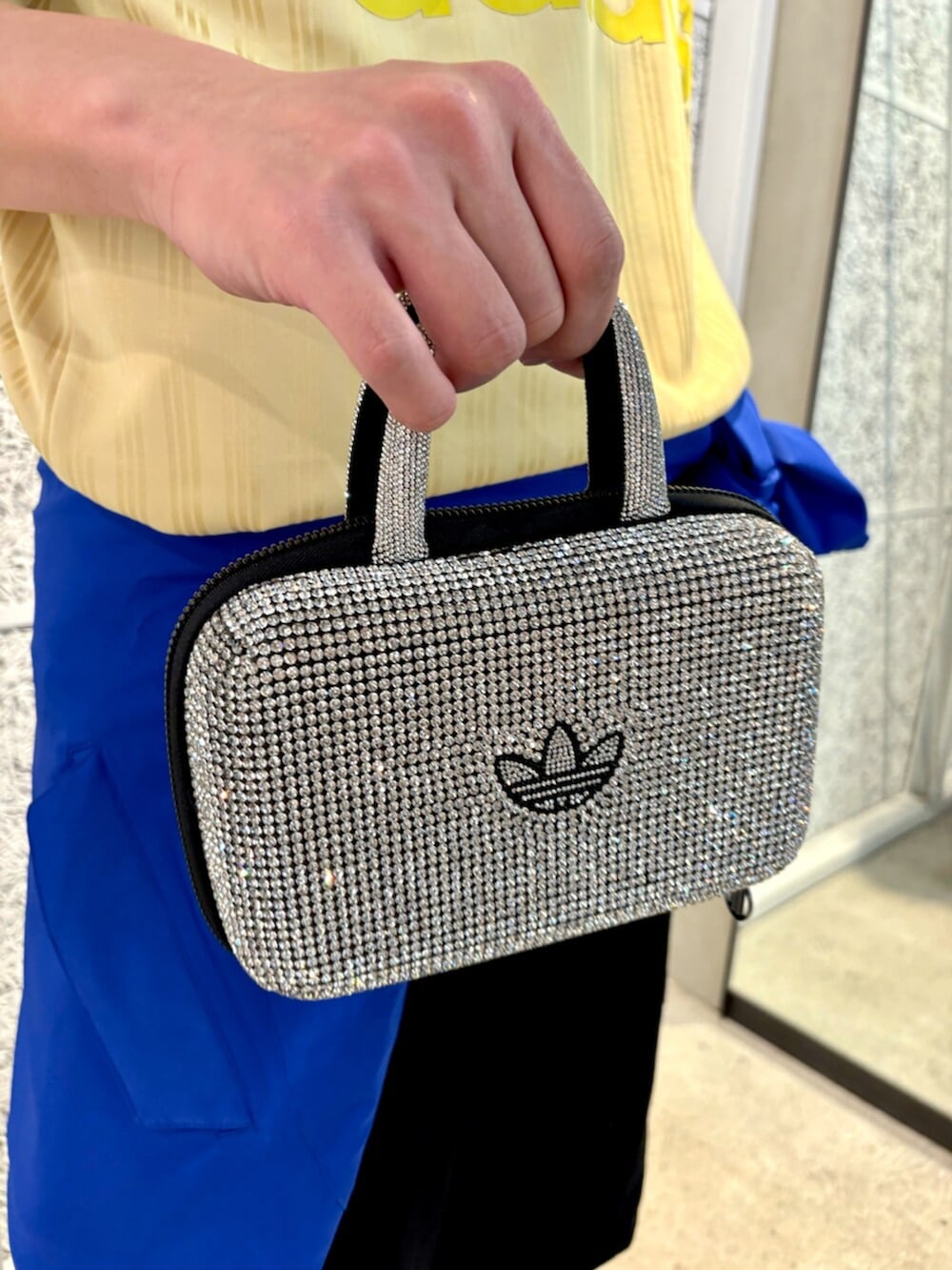 「adidas、adidas originals、アディダス、アディダスオリジナルス、スニーカー、サンバ、ミニバック、めがね、デニム、デニムパンツ、ブラックデニム」｜「adidasのアディカラー 半袖Tシャツ / アディダスオリジナルス adidas Originals（Tシャツ/カットソー、イエロー系）」を使った、IKさん（メンズ・172cm）の春コーディネートの5枚目の写真