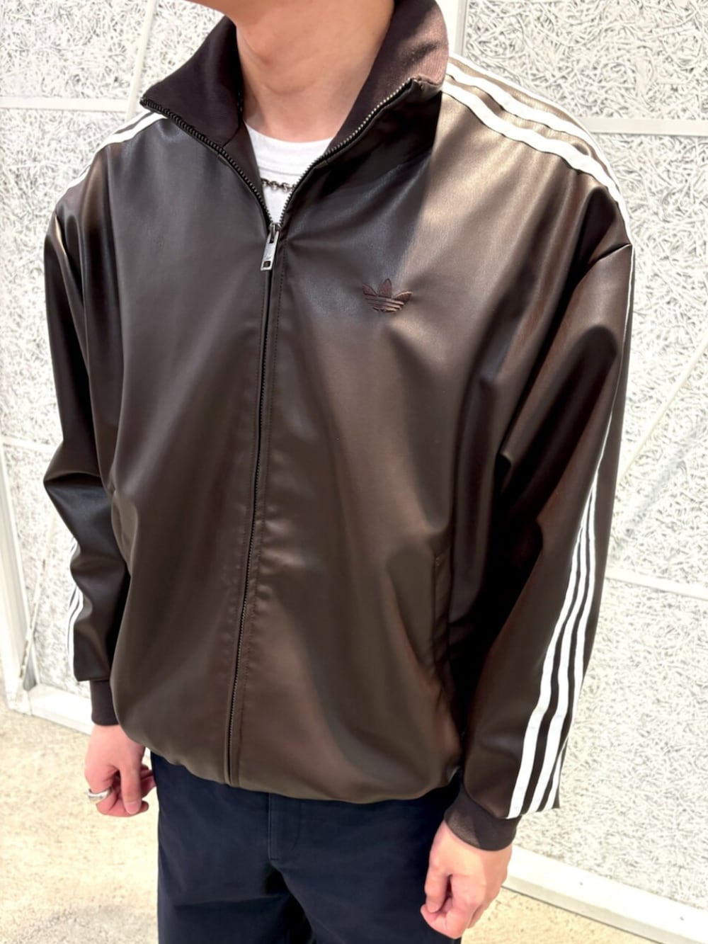 ブラック系のスニーカー、ブラウン系のブルゾンを着用したメンズの冬コーディネートの3枚目の写真