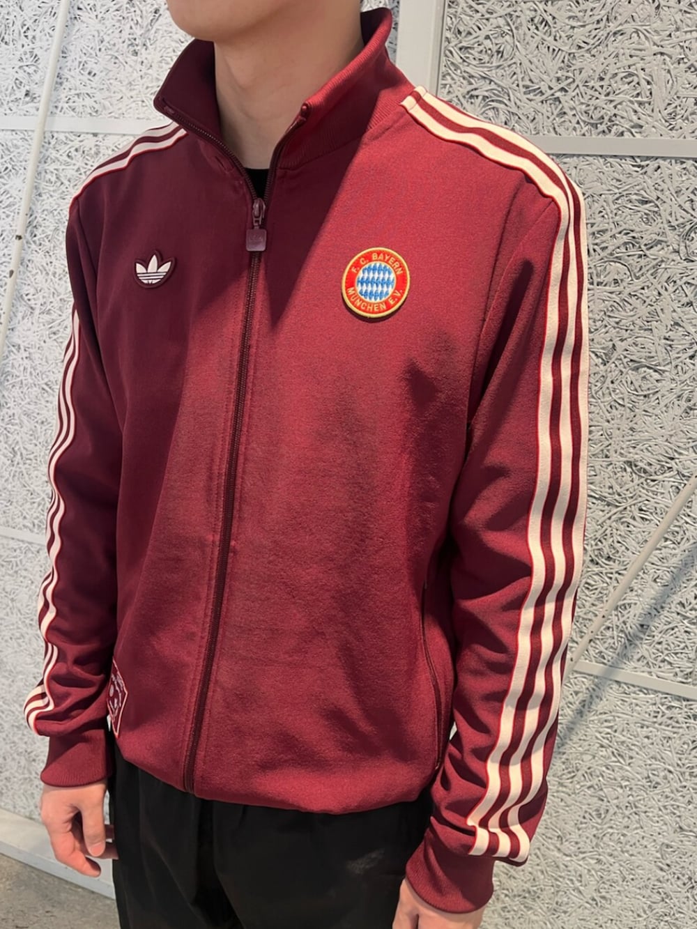 「adidas、ジャージ、アディダス、adidas originals、アディダスオリジナルス、ガゼル、アディレニウム」｜「adidasのFCバイエルン テラスアイコン トラックトップ / ジャージ / アディダス adidas（ジャージ、レッド系）」を使った、IKさん（メンズ・172cm）の春コーディネートの2枚目の写真