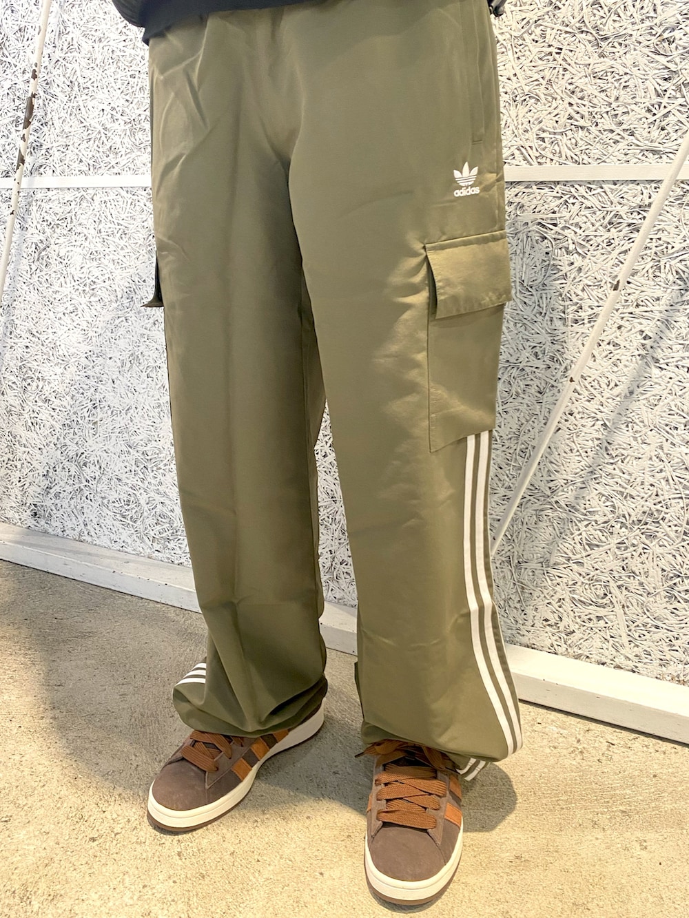 「スニーカー、adidas、ジャージ、カーゴパンツ、アディダス、adidas originals、アディダスオリジナルス、キャンパス、アディカラー」｜IKさん（メンズ・172cm）の秋コーディネートの4枚目の写真