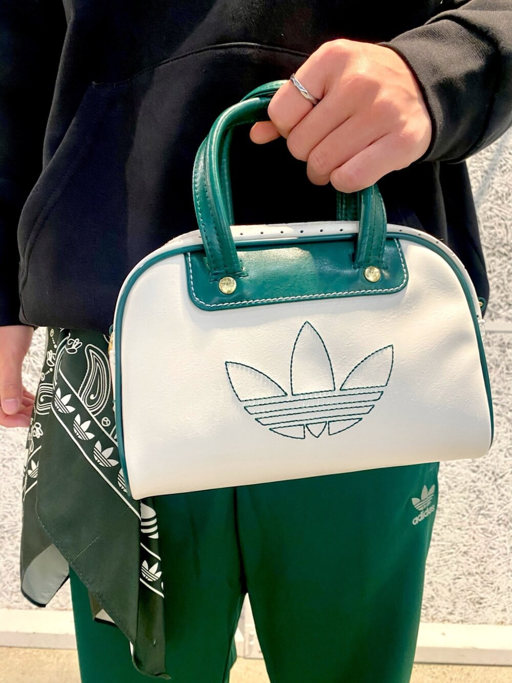 「スウェット、スニーカー、adidas、スカーフ、ジャージ、アディダス、adidas originals、アディダスオリジナルス、スウェットパーカー、ジャージパンツ」｜「adidasのシュムーフォイル I'm Fast パーカー（パーカー、ブラック系）」を使った、IKさん（メンズ・172cm）の冬コーディネートの5枚目の写真