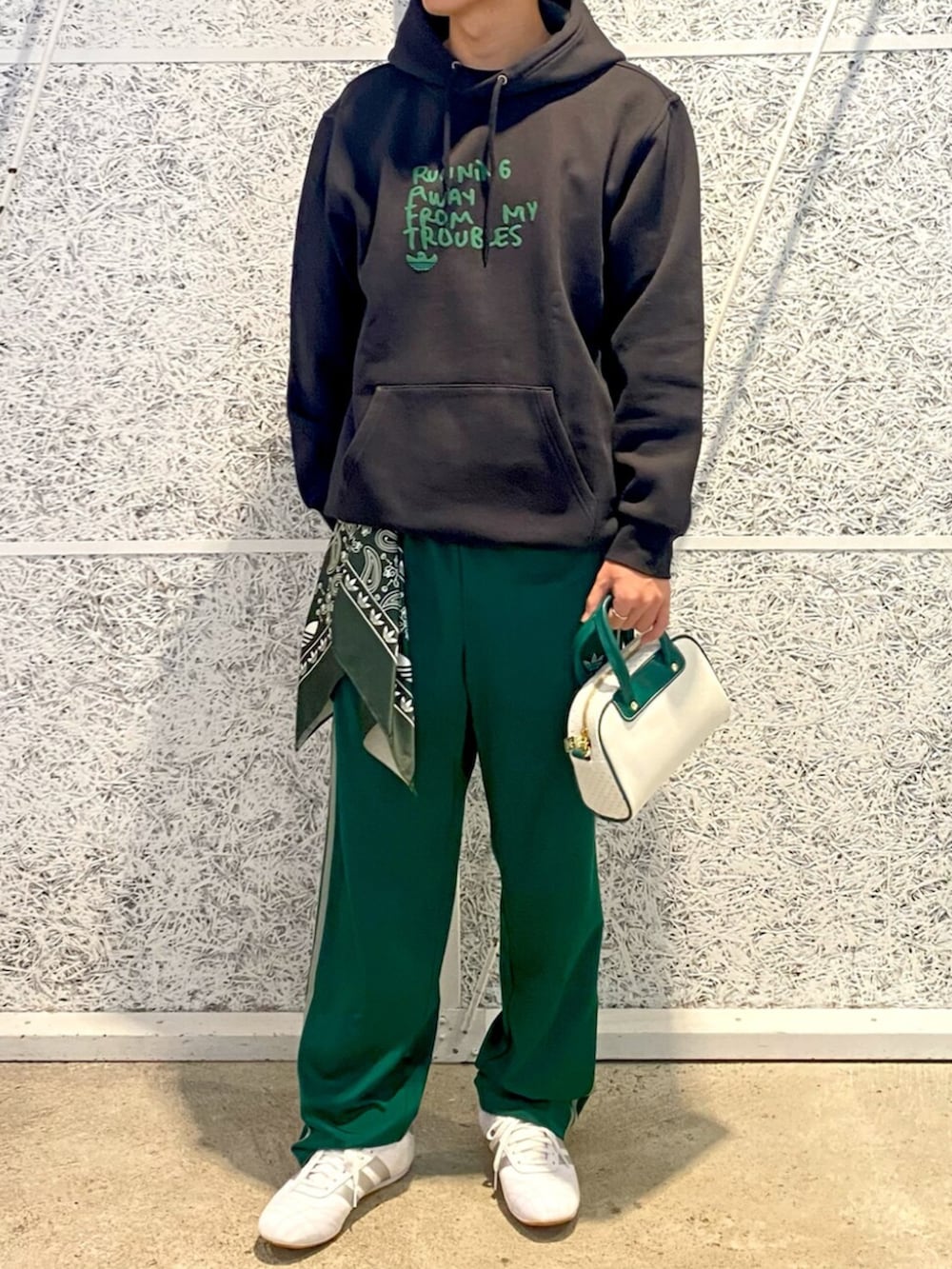 「スウェット、スニーカー、adidas、スカーフ、ジャージ、アディダス、adidas originals、アディダスオリジナルス、スウェットパーカー、ジャージパンツ」｜「adidasのシュムーフォイル I'm Fast パーカー（パーカー、ブラック系）」を使った、IKさん（メンズ・172cm）の冬コーディネートの2枚目の写真