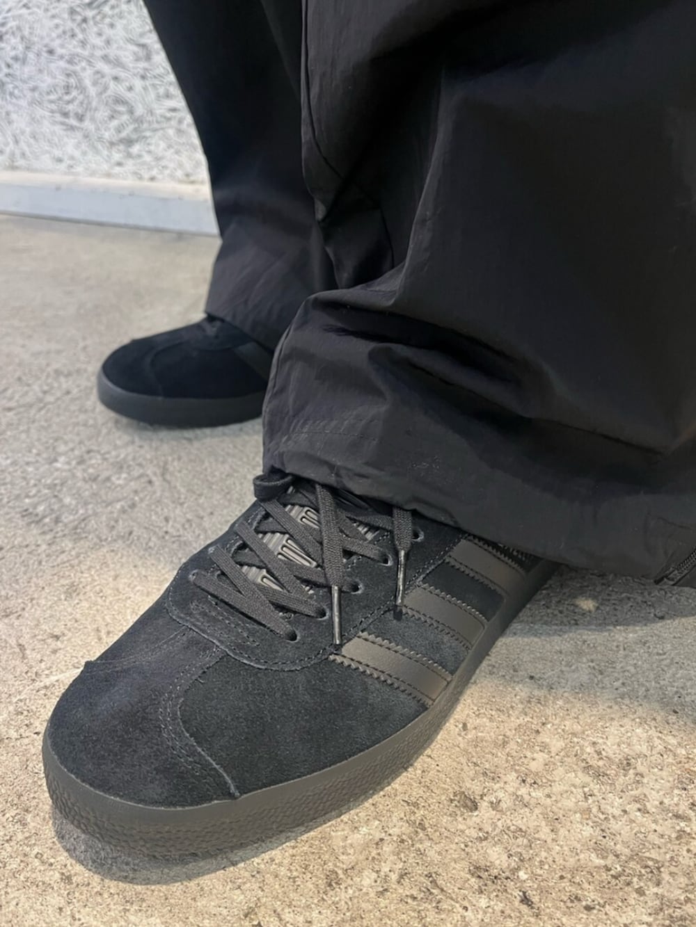 「adidas、ジャージ、アディダス、adidas originals、アディダスオリジナルス、ガゼル、アディレニウム」｜「adidasのFCバイエルン テラスアイコン トラックトップ / ジャージ / アディダス adidas（ジャージ、レッド系）」を使った、IKさん（メンズ・172cm）の春コーディネートの4枚目の写真