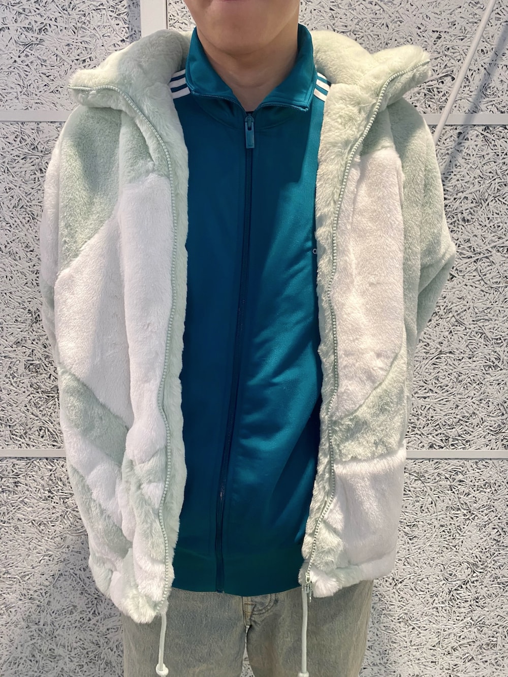 「スニーカー、ジャケット、アウター、adidas、アディダス、ファージャケット、adidas originals、アディダスオリジナルス、ガゼル」｜「adidasのファートラックジャケット / アディダスオリジナルス adidas Originals（ブルゾン、グリーン系）」を使った、IKさん（メンズ・172cm）の秋コーディネートの2枚目の写真