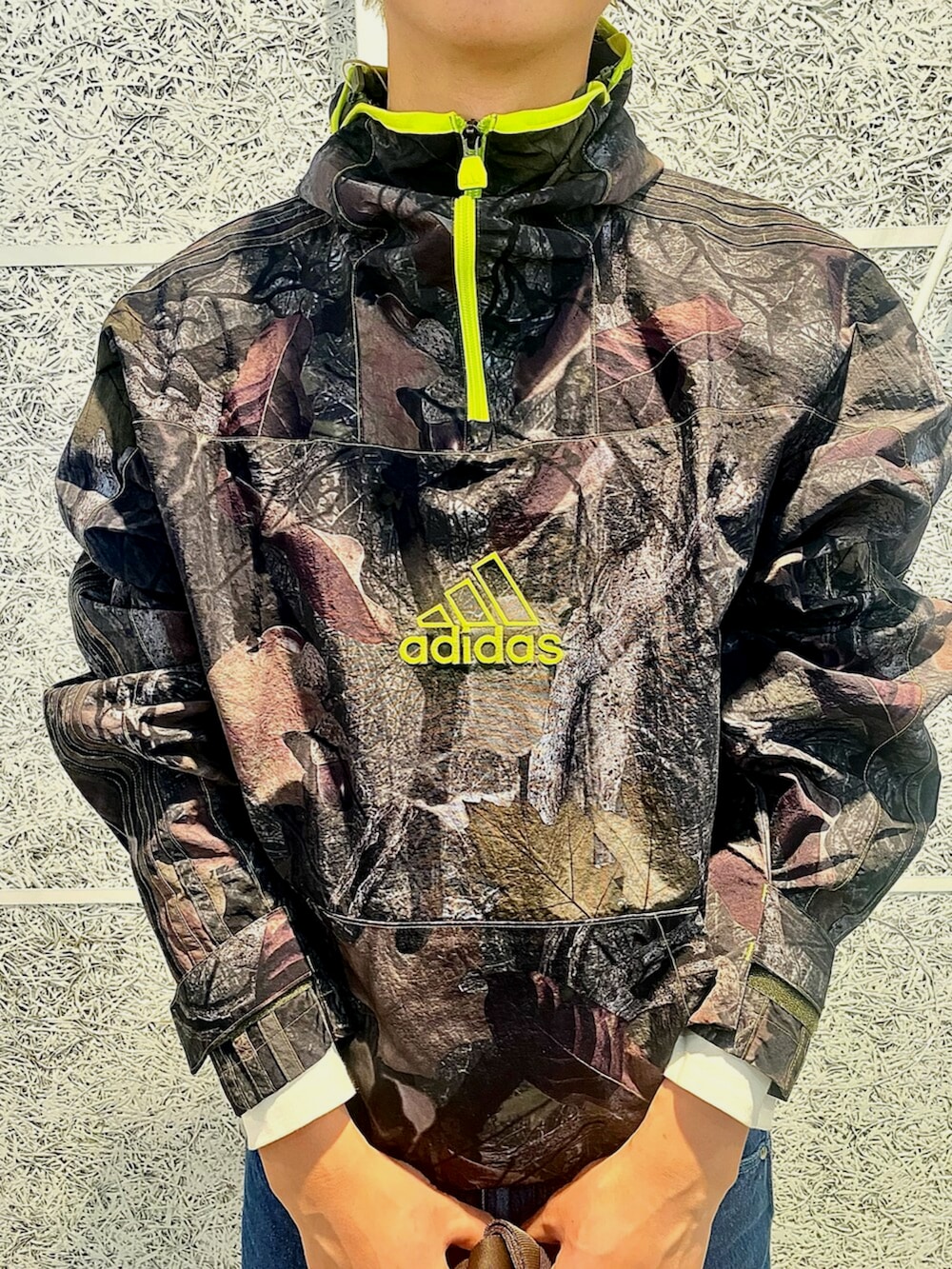 「adidas、adidas originals、アディダス、アディダスオリジナルス、スニーカー、デニム、ナイロンジャケット、デニムパンツ、めがね、ミニバック」｜「adidasのカモ ジャケット Q1（ジャケット/アウター、グリーン系）」を使った、IKさん（メンズ・172cm）の冬コーディネートの4枚目の写真