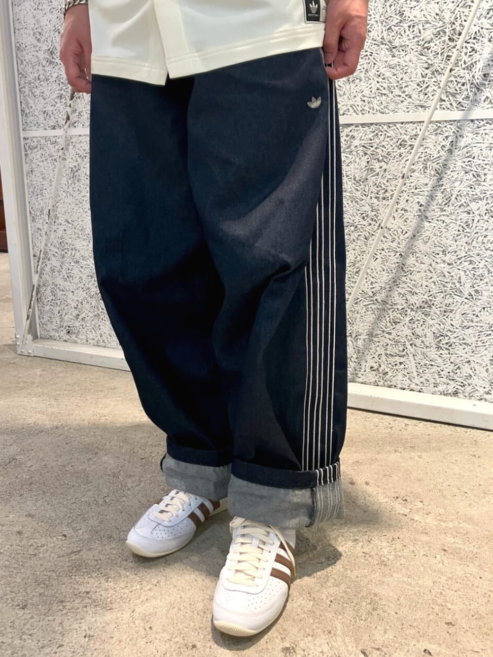 「スニーカー、デニム、adidas、アディダス、デニムパンツ、インディゴデニム、adidas originals、ベースボールシャツ、アディダスオリジナルス」｜「adidasのデニムパンツ / アディダスオリジナルス adidas Originals（デニムパンツ、ブルー系）」を使った、IKさん（メンズ・172cm）の夏コーディネートの3枚目の写真