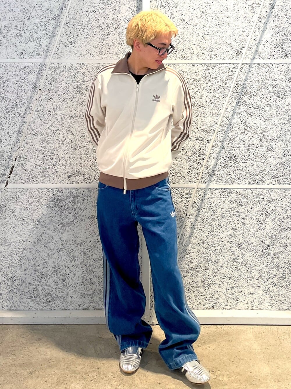 「スニーカー、adidas、ジャージ、アディダス、デニムパンツ、adidas originals、アディダスオリジナルス、トラックトップ、アディカラー、テコンドー」｜「adidasのアディカラー デニム ファイヤーバードパンツ（デニムパンツ、ブルー系）」を使った、IKさん（メンズ・172cm）の冬コーディネートの2枚目の写真