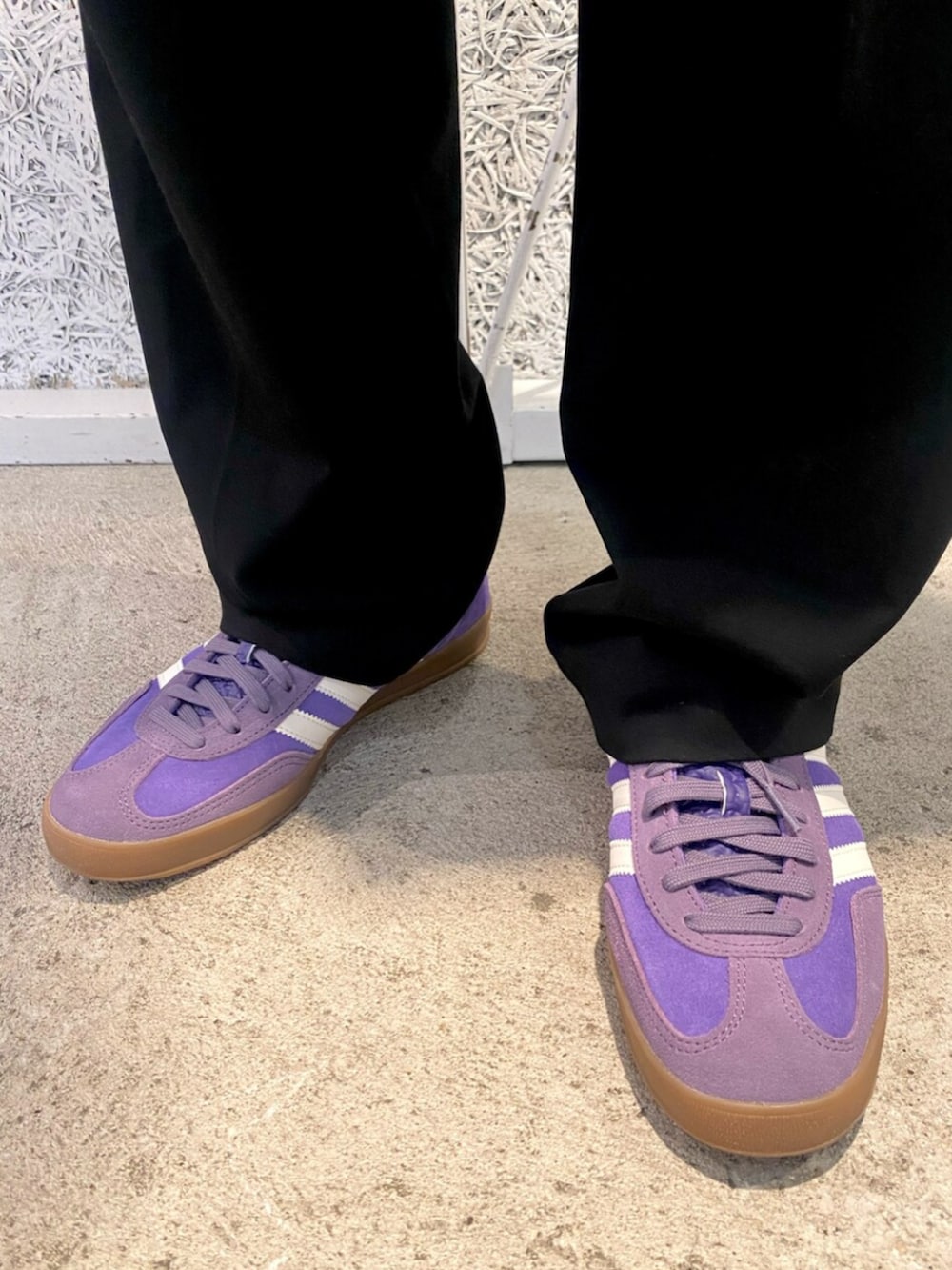 「adidas、adidas originals、アディダス、アディダスオリジナルス、スニーカー、ジャージ、シャツスタイル、シャツ、キャップ、スカーフ、スカーフアレンジ、めがね」｜「adidasのプレミアム エッセンシャルズ ダッドキャップ / アディダスオリジナルス adidas Originals（キャップ、グレー系）」を使った、IKさん（メンズ・172cm）の冬コーディネートの6枚目の写真