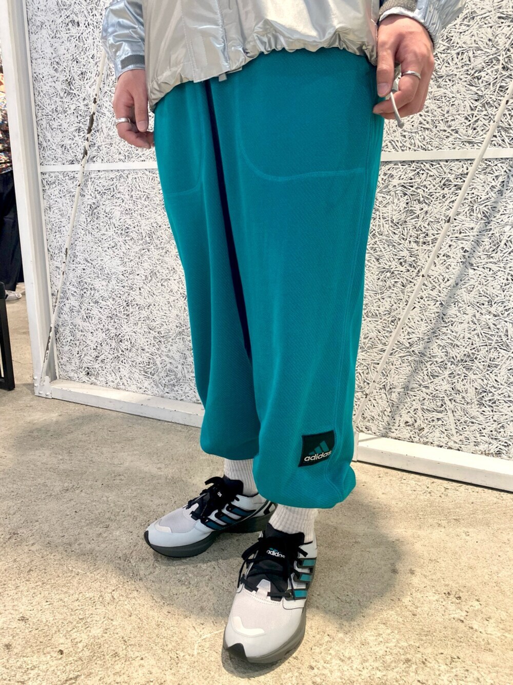 「スウェットパンツ、スウェット、スニーカー、adidas、アディダス、ナイロンジャケット、adidas originals、アディダスオリジナルス」｜「adidasのEQT メタリック ウインドブレーカー（ジャケット/アウター、シルバー系）」を使った、IKさん（メンズ・172cm）の春コーディネートの6枚目の写真