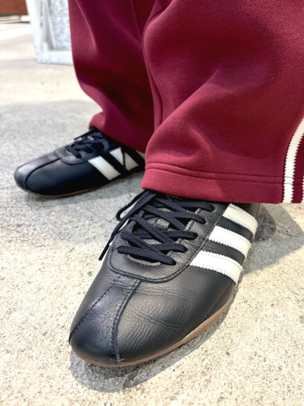 「adidas、adidas originals、アディダス、アディダスオリジナルス、スニーカー、トラックパンツ、Tシャツ」｜「adidasのカリーム スカイフック 半袖Tシャツ / アディダスオリジナルス adidas Originals（Tシャツ/カットソー、グレー系）」を使った、IKさん（メンズ・172cm）の夏コーディネートの6枚目の写真