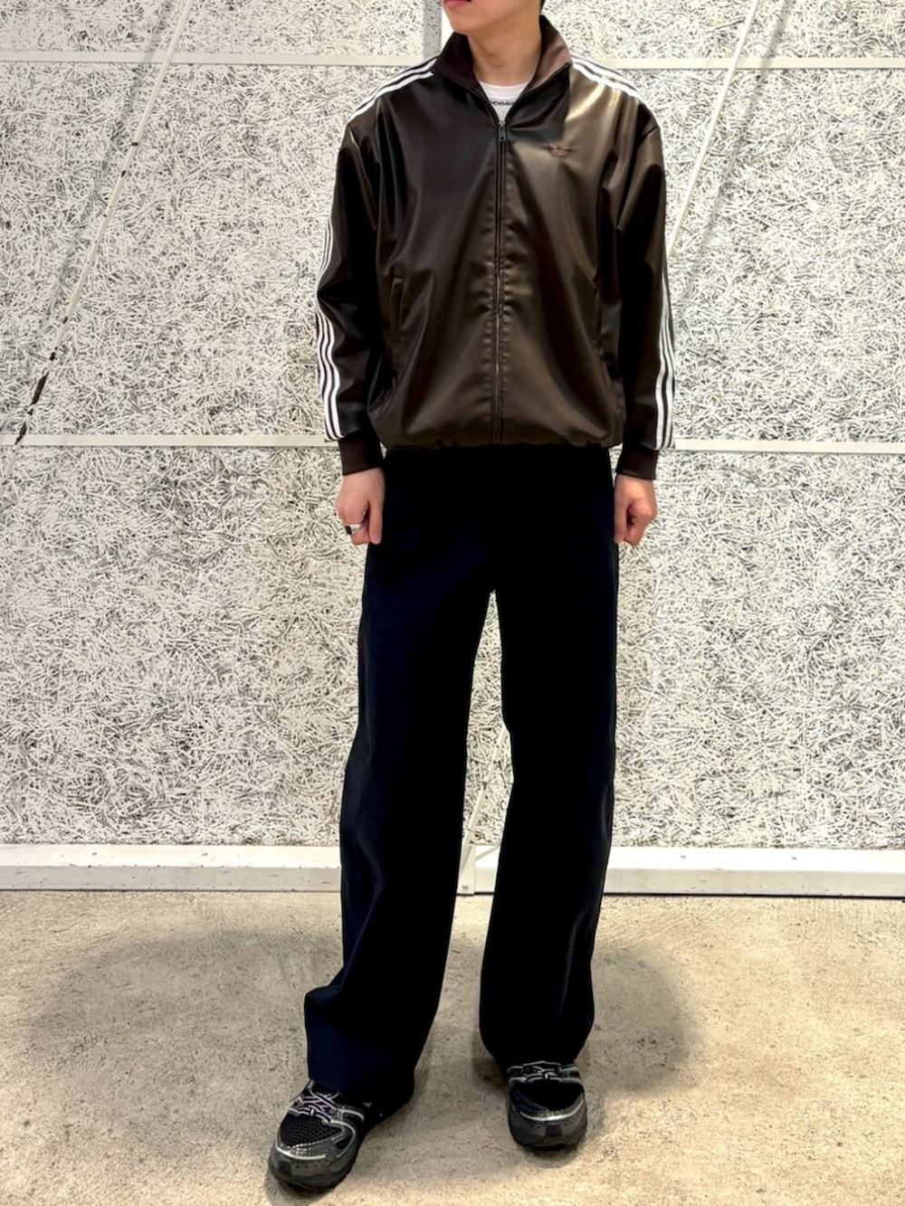 ブラック系のスニーカー、ブラウン系のブルゾンを着用したメンズの冬コーディネートの2枚目の写真