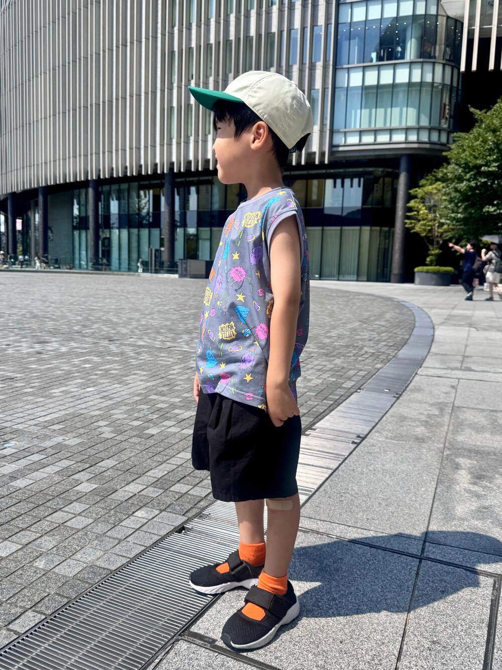 ブラック系のその他パンツ、ブラック系のサンダル、グレー系のタンクトップを着用したキッズの夏コーディネートの2枚目の写真