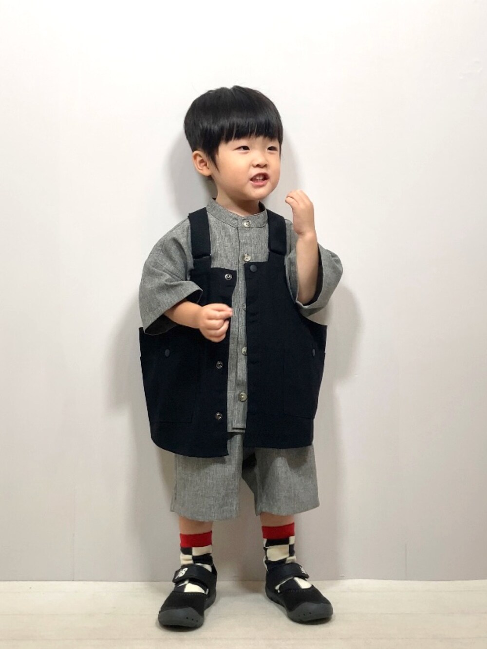 ブラック系のベスト、グレー系のシャツ/ブラウス、グレー系のパンツを着用したキッズの夏コーディネートの3枚目の写真