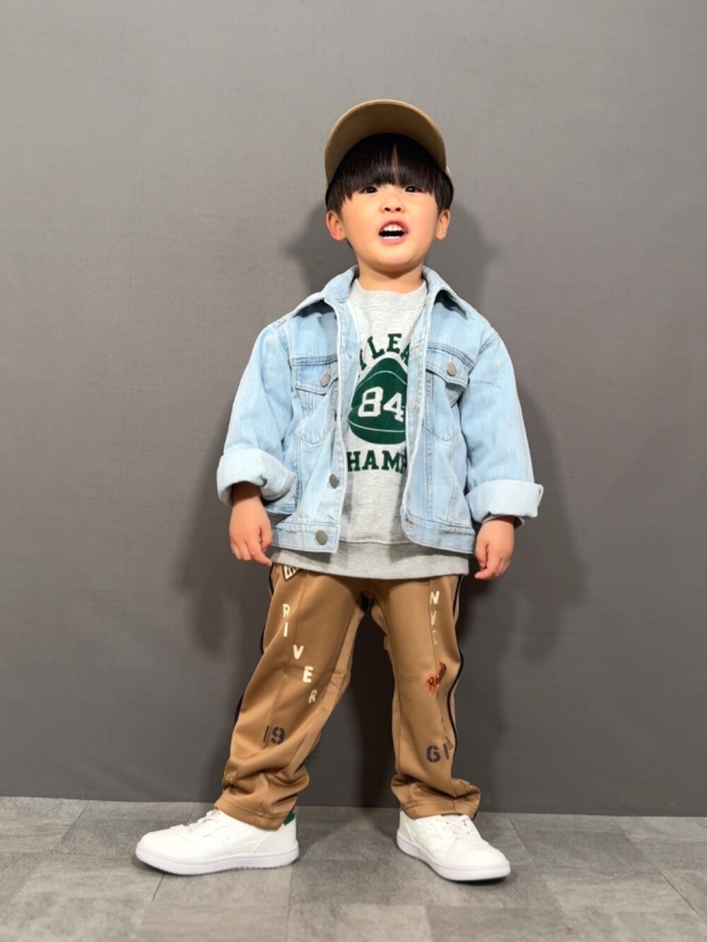 ブルー系のデニムジャケット、グレー系のスウェット、ベージュ系のその他パンツを着用したキッズの冬コーディネートの3枚目の写真