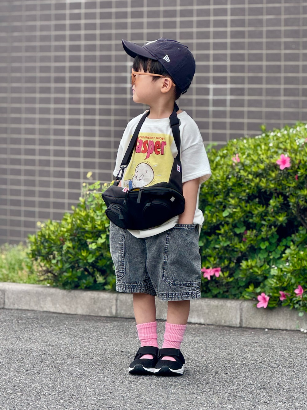 「やっぱり帽子が好き、白Tシャツ、Tシャツ、デニム、ハーフパンツ、ショルダーバッグ、プチプラ、お出かけコーデ、休日スタイル、キャップ、サンダル、サングラス、ストリート、モノトーン、カーゴパンツ」｜「MARKEY'Sの【Casper/キャスパー】別注プリントTシャツ（Tシャツ/カットソー、ホワイト系）」を使った、YU⭐︎さん（キッズ・100cm）の春コーディネートの3枚目の写真