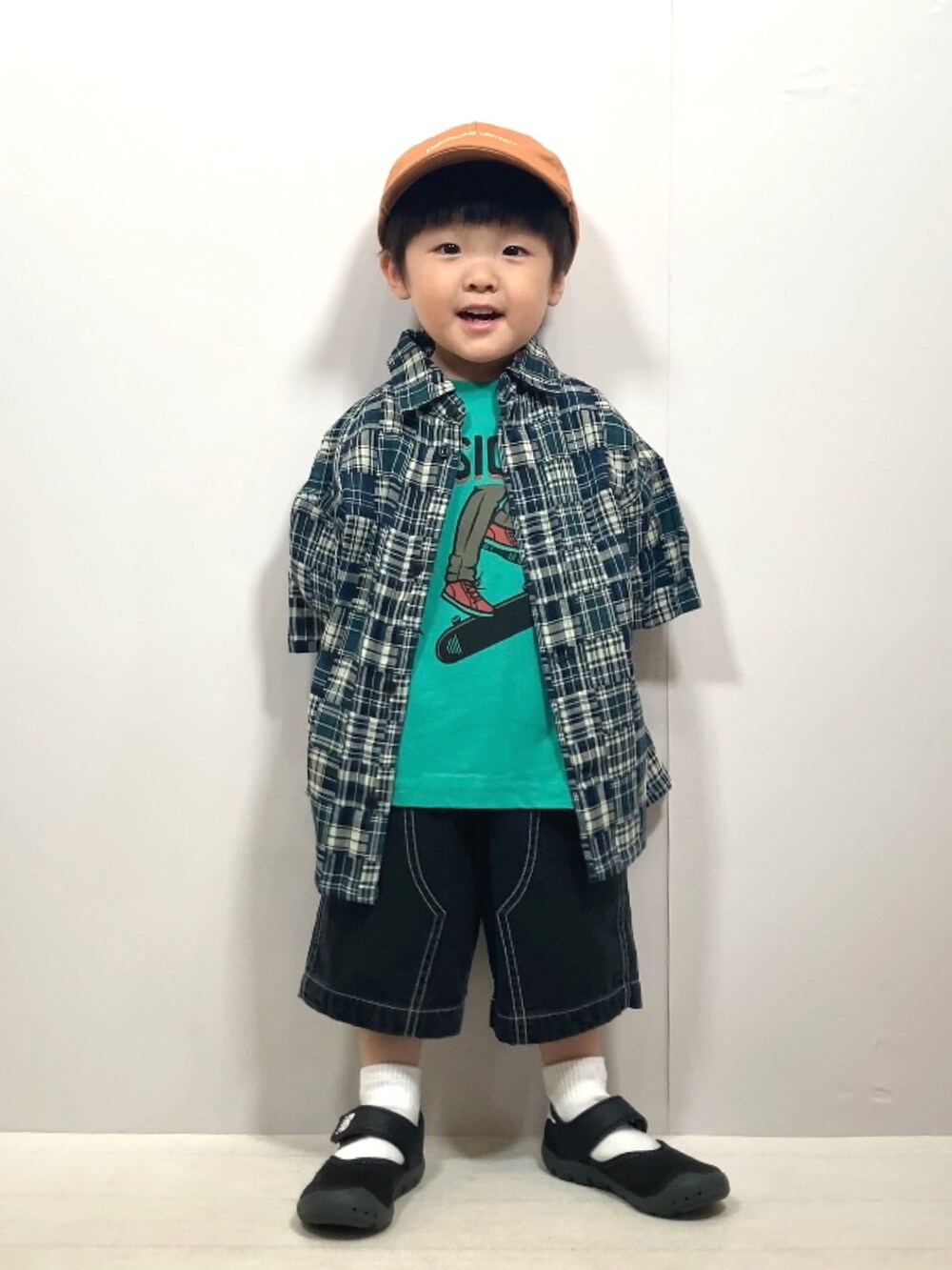 「ストリート、ロゴT、ハーフパンツ、ショートパンツ、キャップ、柄シャツ、お出かけコーデ、カジュアル、フェススタイル、プチプラ、夏セールで買いました、夏コーデ、サンダル、シャツスタイル、レイヤードスタイル」｜「Birthdayのアイテム（シャツ/ブラウス、ブルー系）」を使った、YU⭐︎さん（キッズ・90cm）の夏コーディネートの2枚目の写真