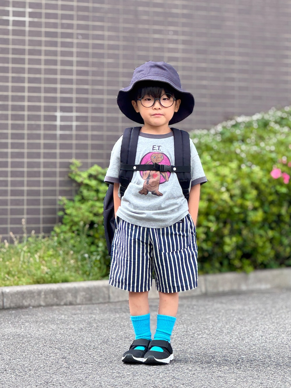 「スポーツミックス、Tシャツ、ハーフパンツ、サンダル、めがね、バケットハット、ストリート、お出かけコーデ、休日スタイル、モノトーン、きれいめカジュアル、プチプラ、テーマパークコーデ」|「MARKEY'Sの【E.T.】別注プリントTシャツ(Tシャツ/カットソー、グレー系)」を使った、YU⭐︎さん(キッズ・100cm)の夏コーディネートの2枚目の写真