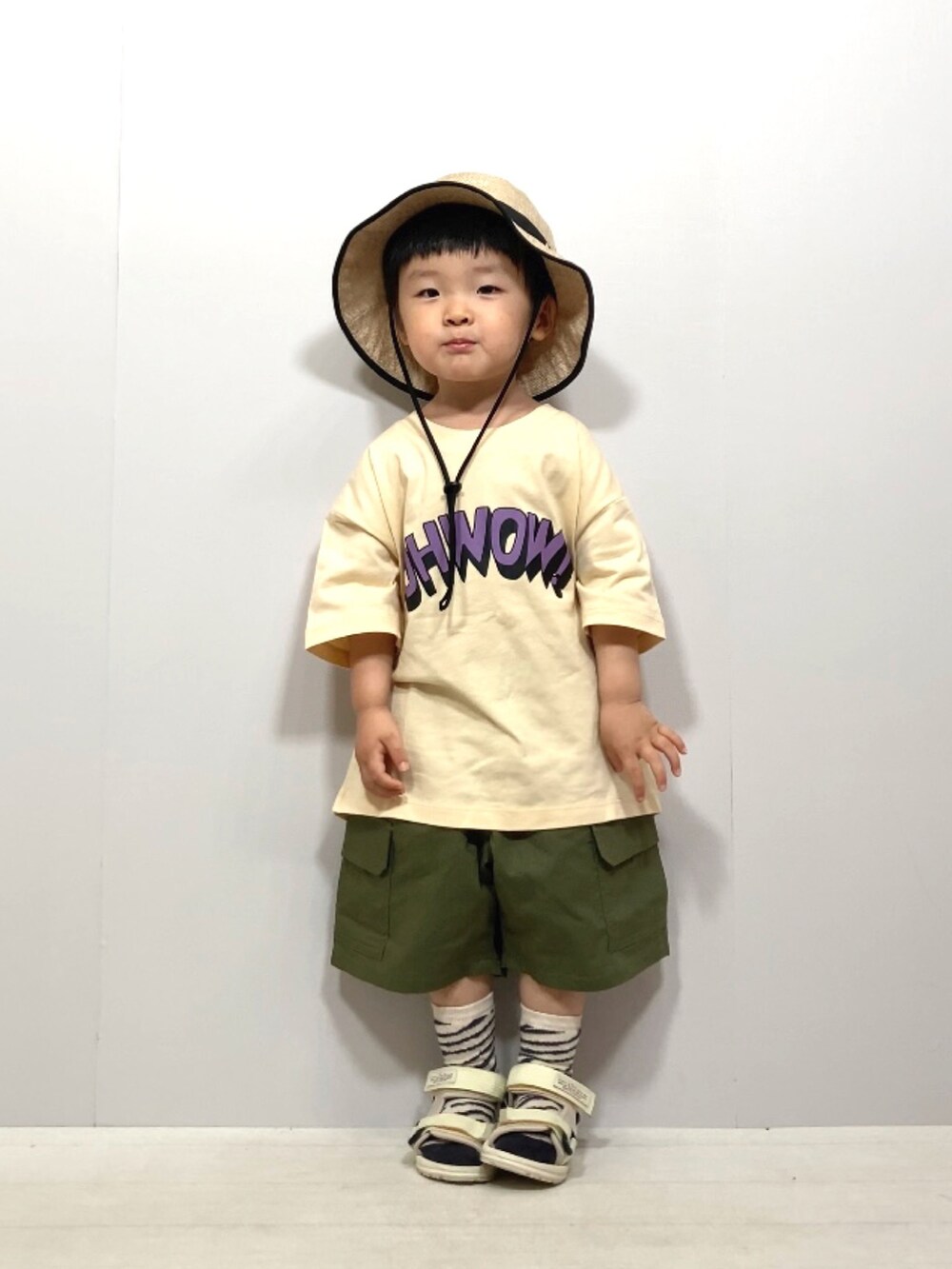 ベージュ系のTシャツ/カットソー、グリーン系のカーゴパンツ、ホワイト系のサンダルを着用したキッズの夏コーディネートの3枚目の写真