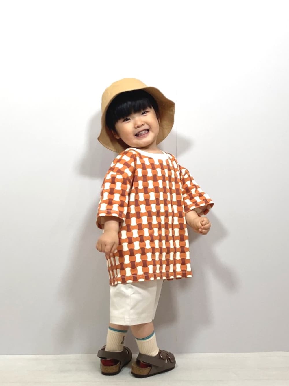 その他のTシャツ/カットソー、ホワイト系のその他パンツ、ブラウン系のサンダルを着用したキッズの春コーディネートの5枚目の写真