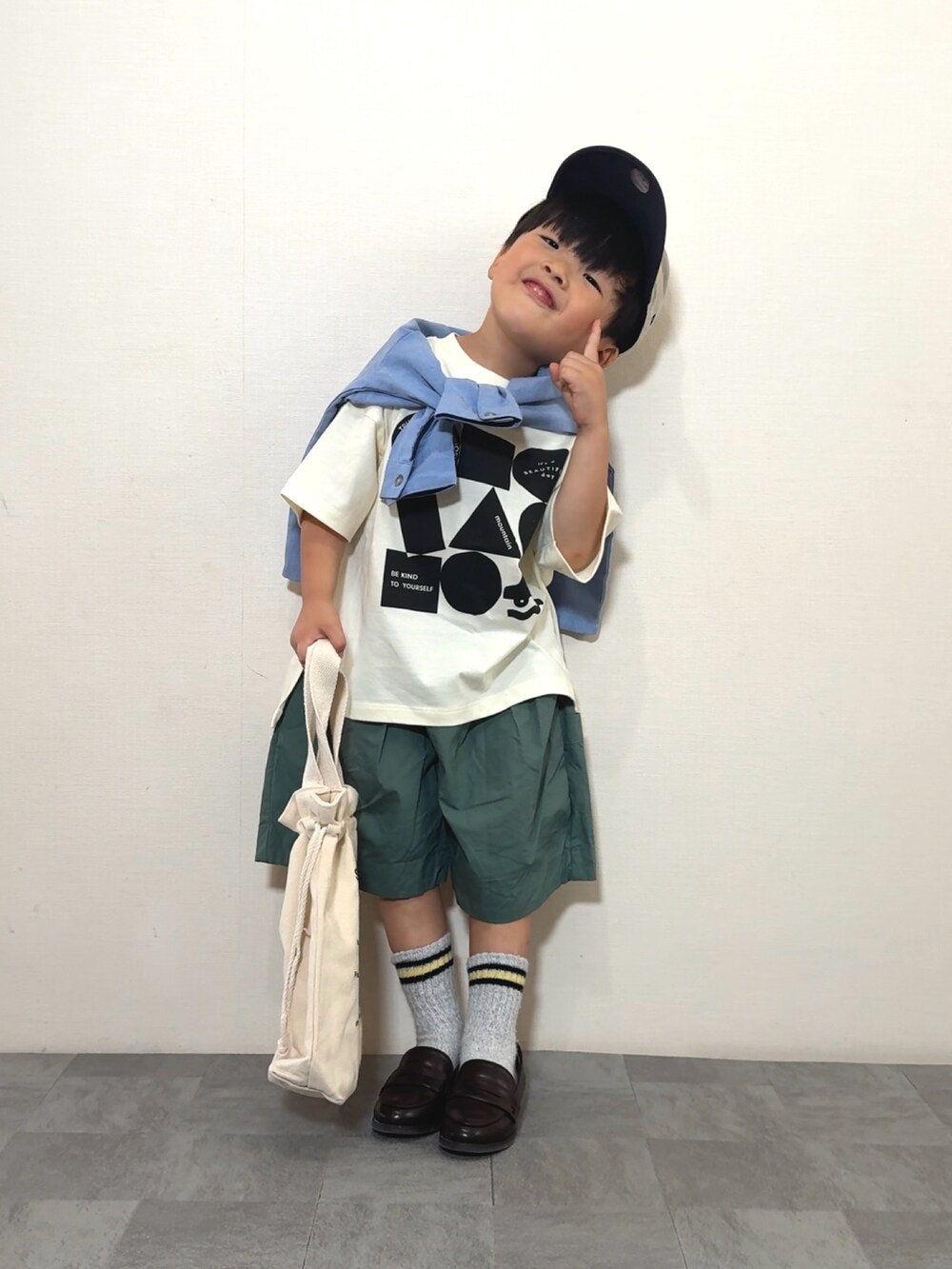 ブラック系のTシャツ/カットソー、グリーン系のその他パンツ、ブルー系のシャツ/ブラウスを着用したキッズの夏コーディネートの3枚目の写真