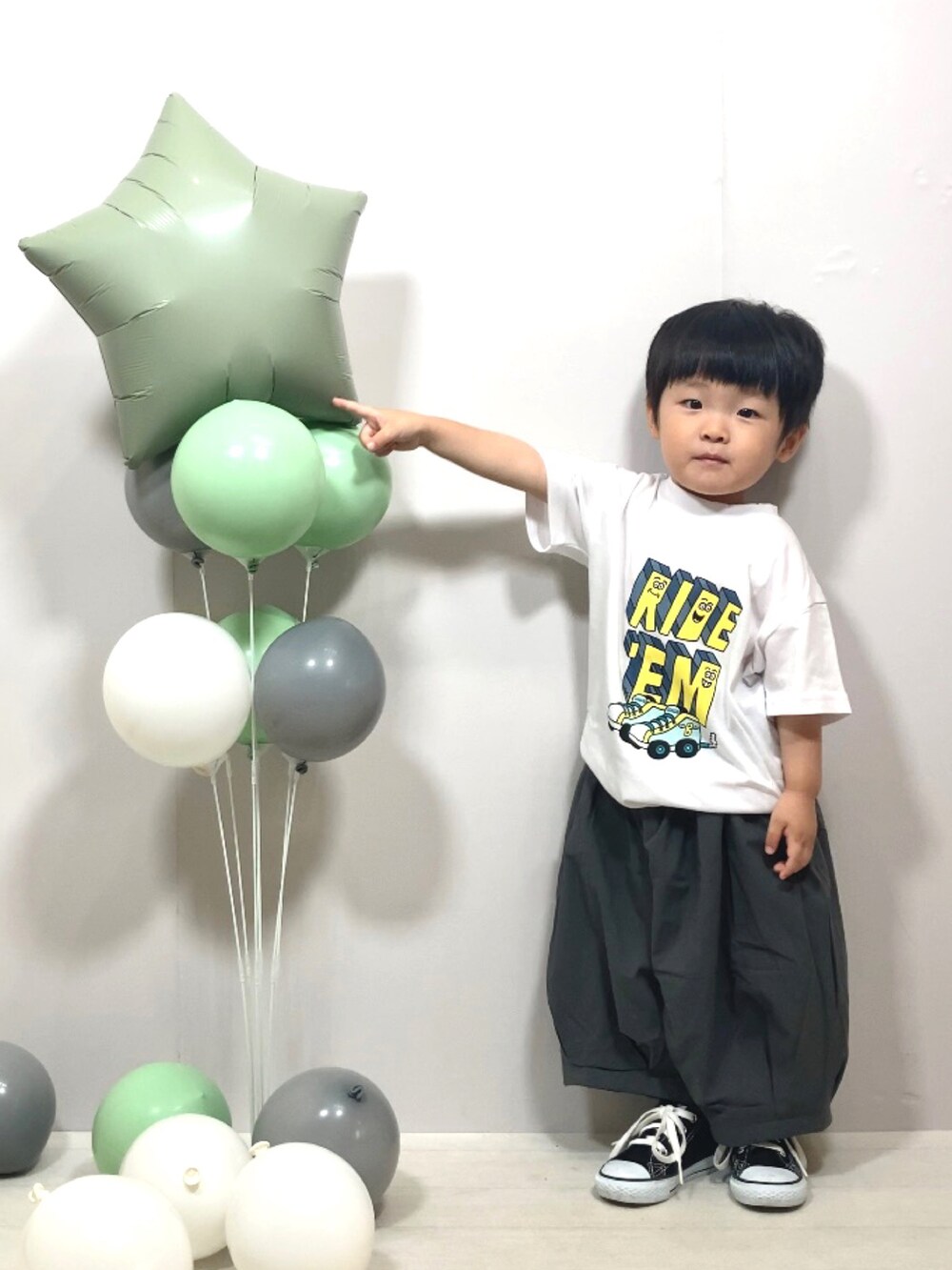 「みんなの白Tフェス、3歳、誕生日、ロゴT、ビッグシルエット、スニーカー、モノトーン、カジュアル、ストリート、夏セールで買いました、夏コーデ、ワイドパンツ」｜「BREEZEの【WEB限定】 クレオファスコラボ スニーカーTシャツ（Tシャツ/カットソー、イエロー系）」を使った、YU⭐︎さん（キッズ・90cm）の夏コーディネートの3枚目の写真