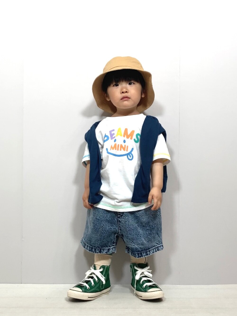 「春コーデ、バケットハット、コンバース、ローリーズファーム(LOWRYS FARM)、カーディガン、シンプルコーデ、BEAMSmini、ビームスミニ、PR、デニム、レイヤードスタイル、カジュアルコーデ、休日スタイル、スニーカー」|「BEAMS miniのBEAMS mini / スマイル ロゴ Tシャツ 23SS(90~130cm)(Tシャツ/カットソー、ホワイト系)」を使った、YU⭐︎さん(キッズ・90cm)の春コーディネートの2枚目の写真