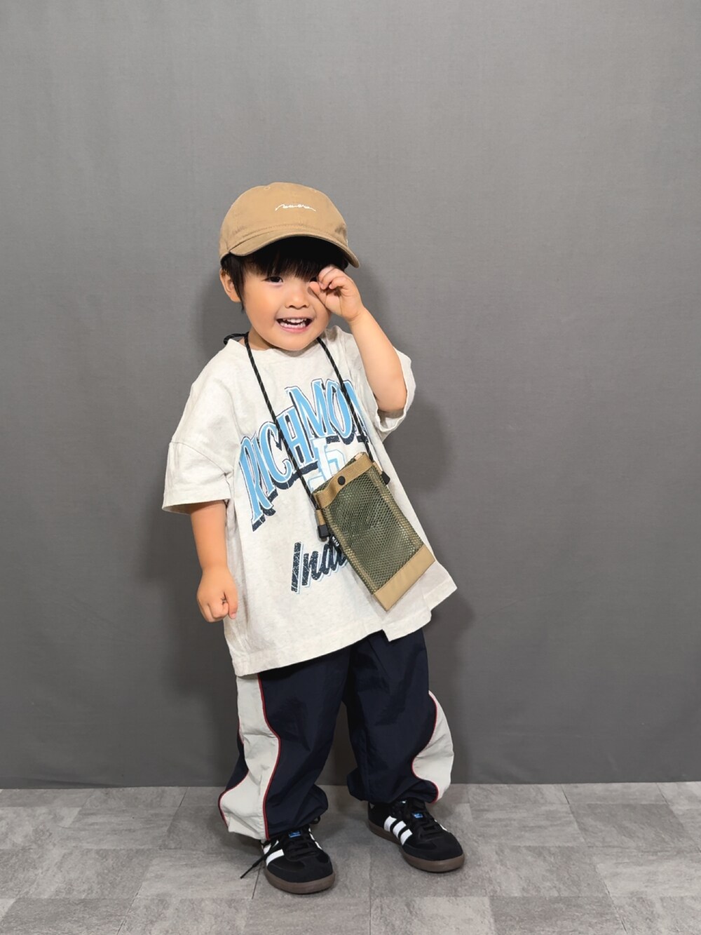 ホワイト系のTシャツ/カットソー、ブルー系のその他パンツ、ベージュ系のショルダーバッグを着用したキッズの夏コーディネートの3枚目の写真