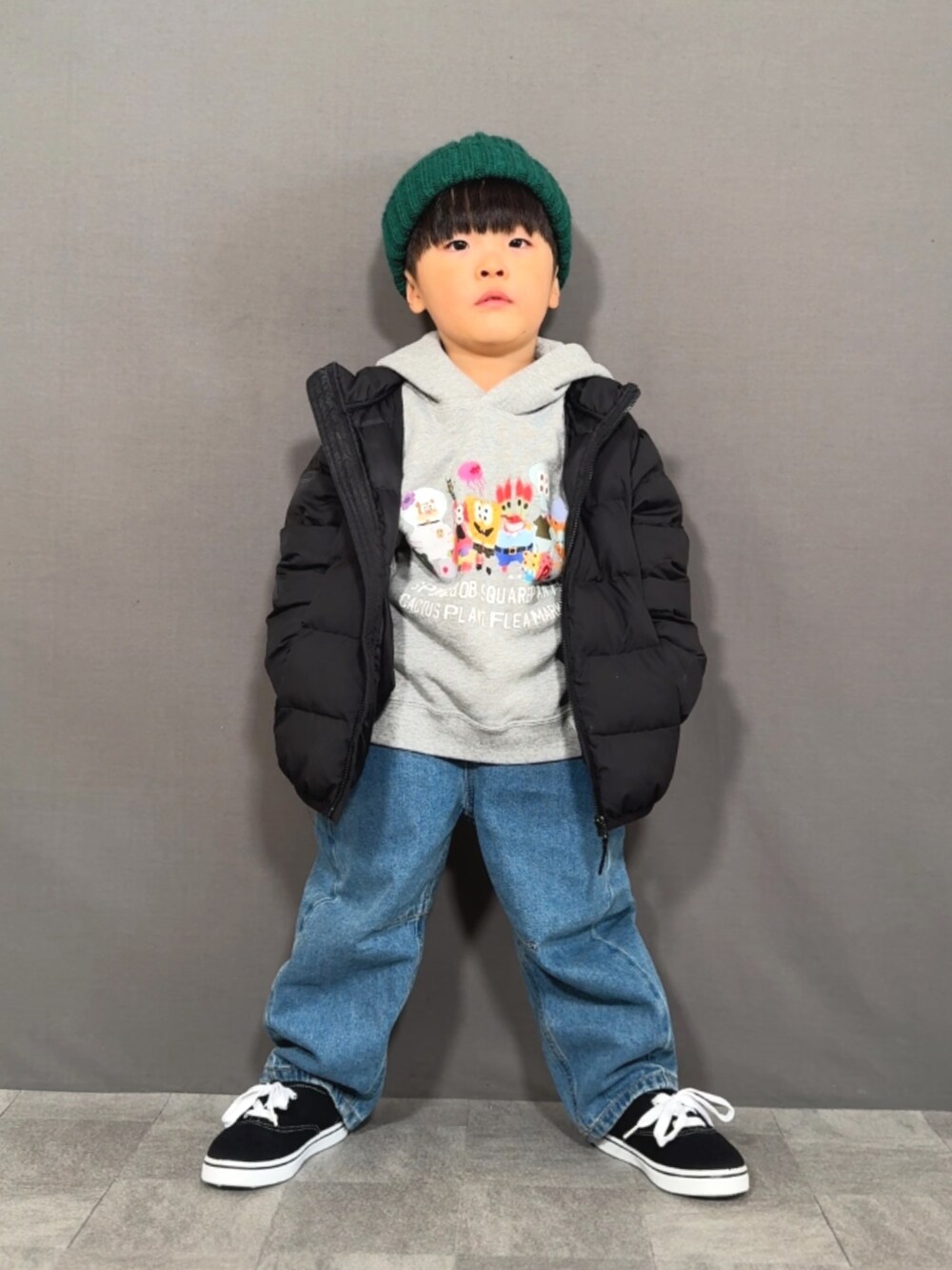 ブラック系のダウンジャケット/コート、グレー系のスウェット、ブルー系のデニムパンツを着用したキッズの冬コーディネートの4枚目の写真