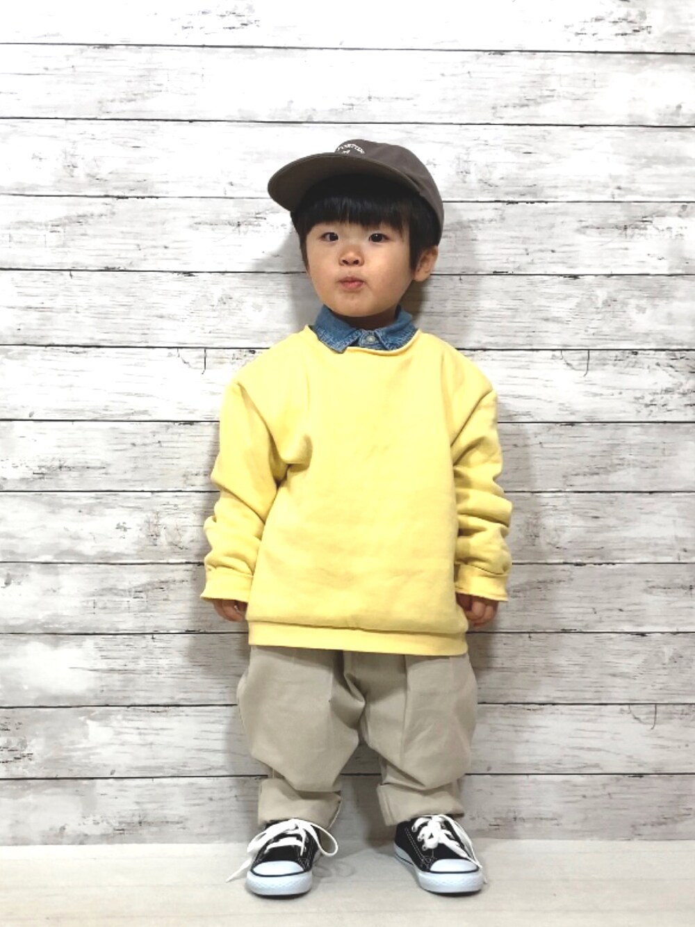 イエロー系のスウェット、ブルー系のシャツ/ブラウス、ホワイト系のその他パンツを着用したキッズの冬コーディネートの2枚目の写真