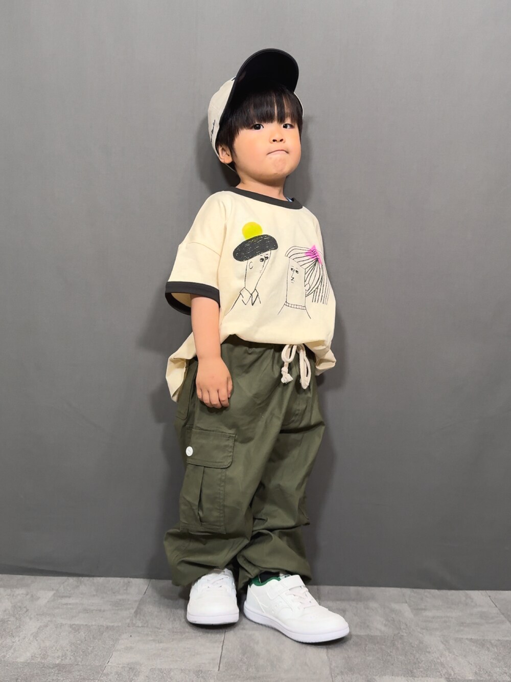 ホワイト系のTシャツ/カットソー、グリーン系のカーゴパンツ、ベージュ系のショルダーバッグを着用したキッズの夏コーディネートの2枚目の写真