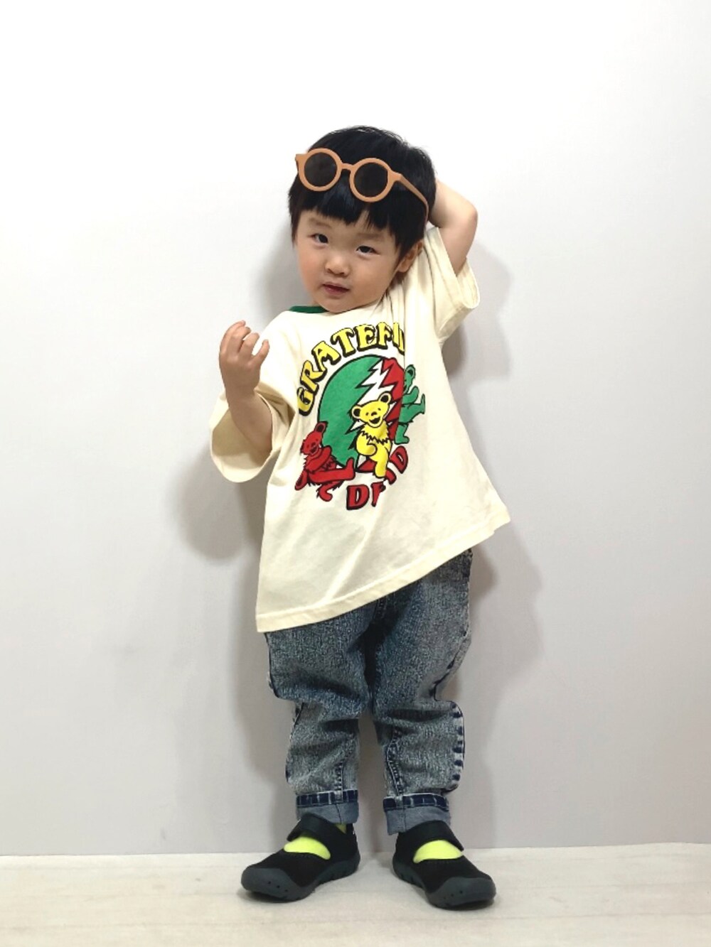 グリーン系のTシャツ/カットソー、その他のデニムパンツ、ブラック系のサンダルを着用したキッズの夏コーディネートの2枚目の写真