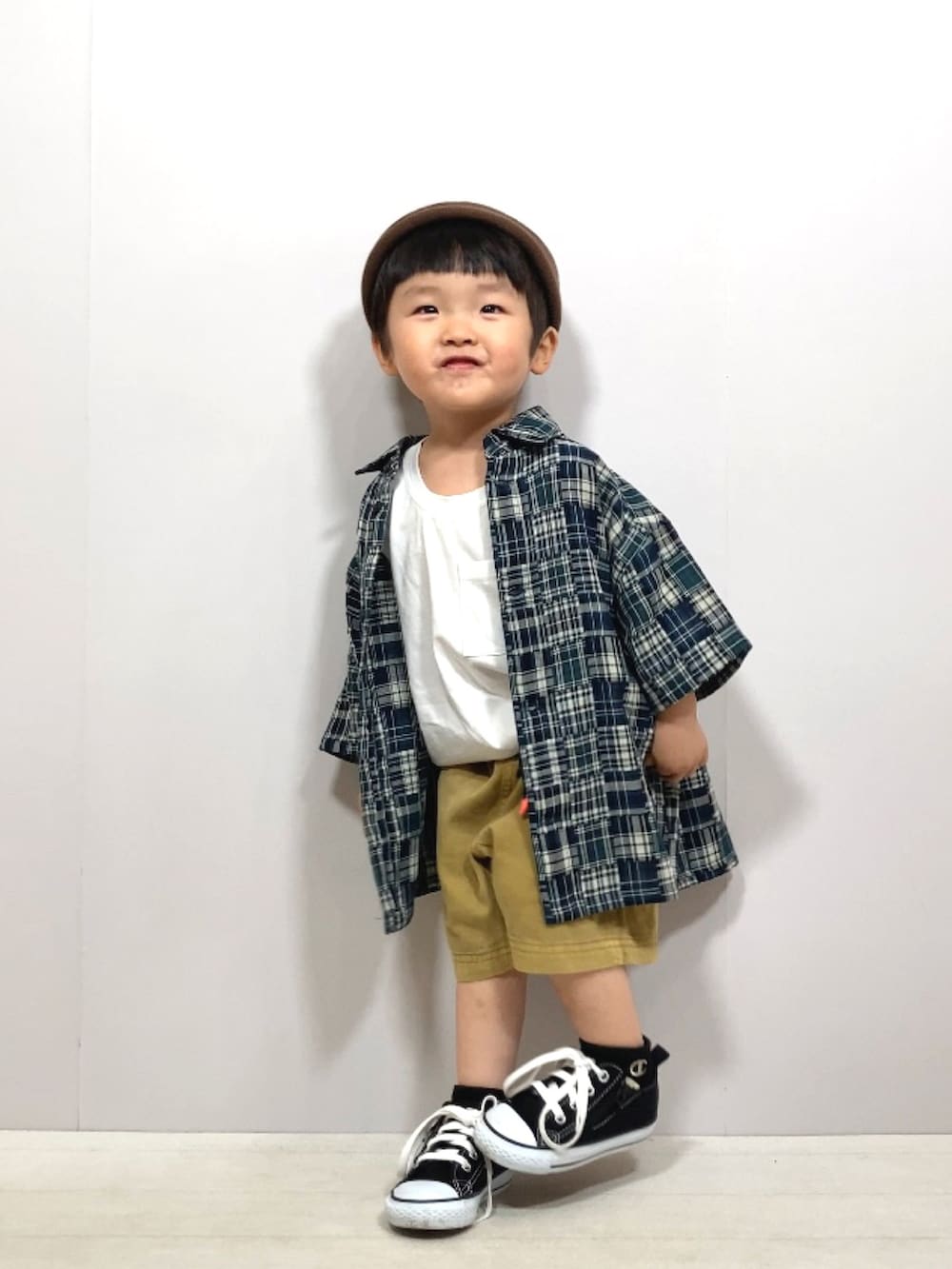 「シャツスタイル、チェック、ハーフパンツ、スニーカー、レイヤードスタイル、ビッグシルエット、夏コーデ、休日スタイル、カジュアル、ストリート、お出かけコーデ、プチプラ、韓国子供服、カジュアルコーデ、柄シャツ」｜「Birthdayのアイテム（シャツ/ブラウス、ブルー系）」を使った、YU⭐︎さん（キッズ・90cm）の夏コーディネートの2枚目の写真