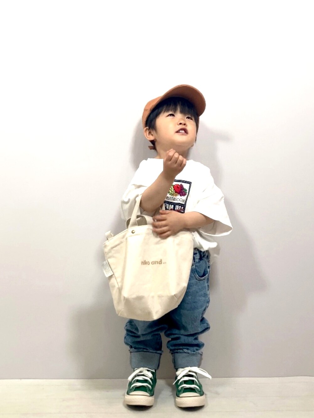 ホワイト系のTシャツ/カットソー、ブルー系のデニムパンツ、ホワイト系のショルダーバッグを着用したキッズの春コーディネートの4枚目の写真