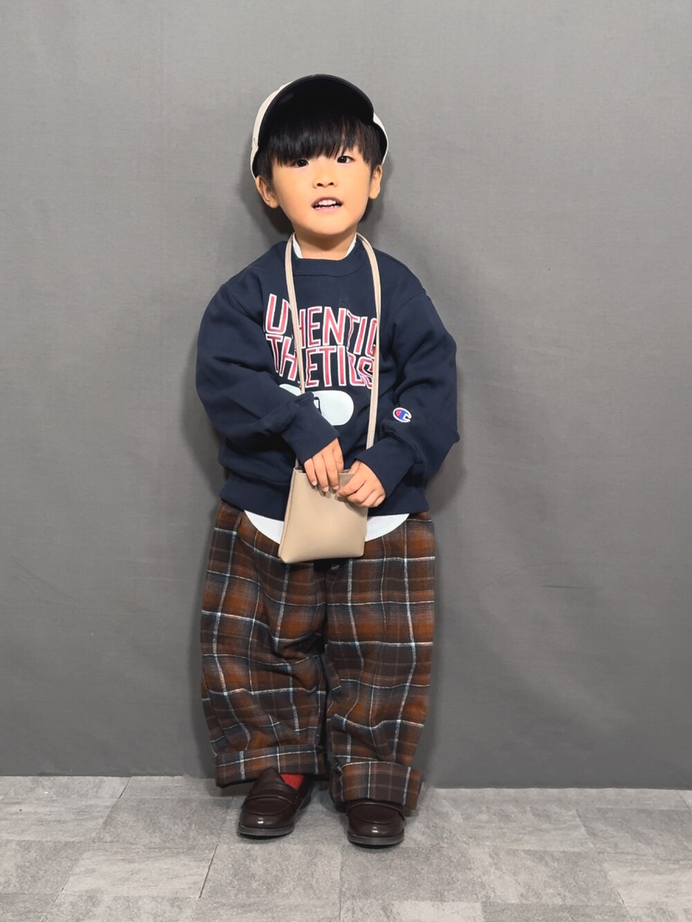 「秋っぽコーデ更新中、休日スタイル、お出かけコーデ、チェック、ブラウン、ショルダーバッグ、キャップ、ローファー、シャツスタイル、レイヤードスタイル、スウェット、秋コーデ、スポーツミックス、デートコーデ、きれいめカジュアル」|「Championの【Champion/チャンピオン】キッズ クルーネックスウェットシャツ(スウェット、ブルー系)」を使った、YU⭐︎さん(キッズ・90cm)の秋コーディネートの4枚目の写真