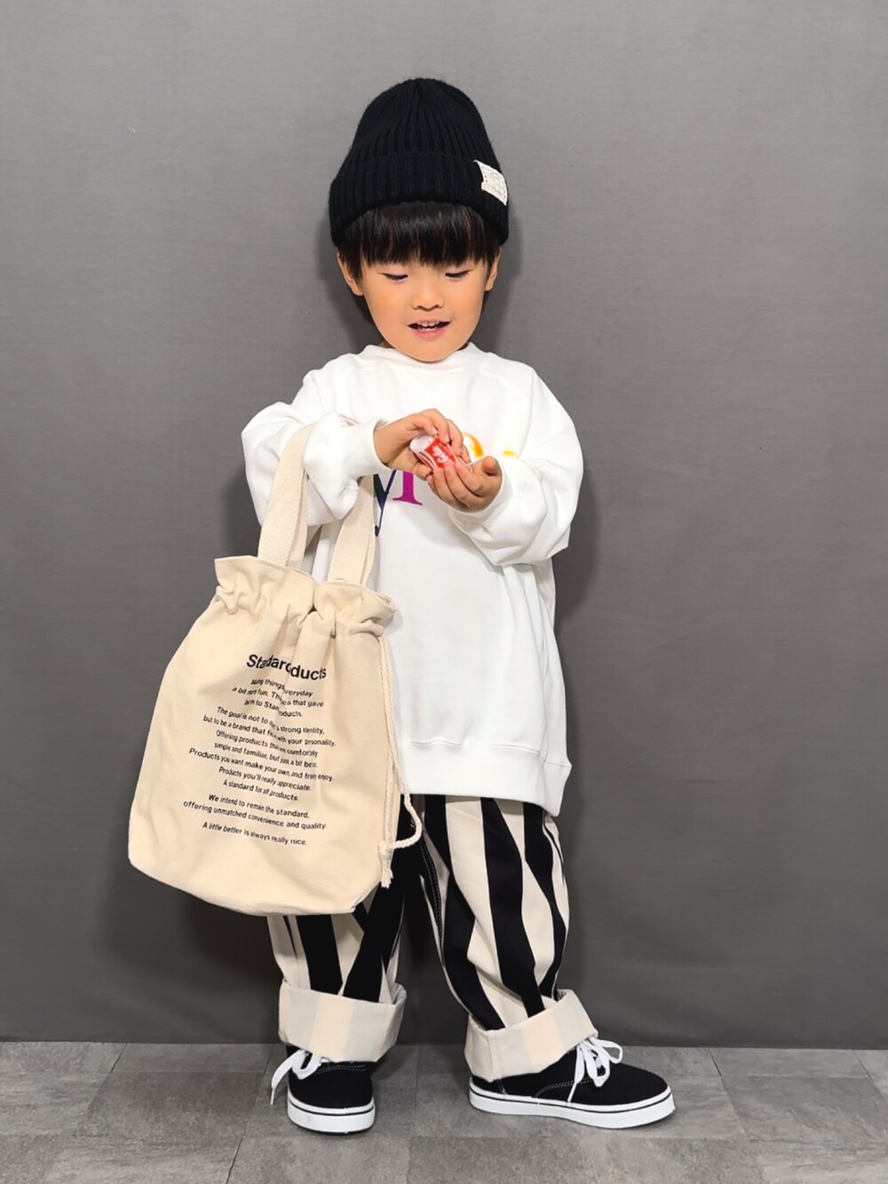 ホワイト系のスウェット、その他のその他パンツ、ブラック系のスニーカーを着用したキッズの秋コーディネートの4枚目の写真