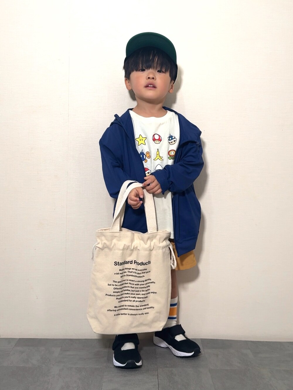 「レイヤードスタイル、Tシャツ、プチプラ、ハーフパンツ、トートバッグ、キャップ、スポーツミックス、サンダル、カジュアルコーデ、春夏コーデ、シンプルコーデ、お出かけコーデ、休日スタイル、パーカー、春色」｜「UNIQLOのアイテム（パーカー、ブルー系）」を使った、YU⭐︎さん（キッズ・100cm）の春コーディネートの2枚目の写真