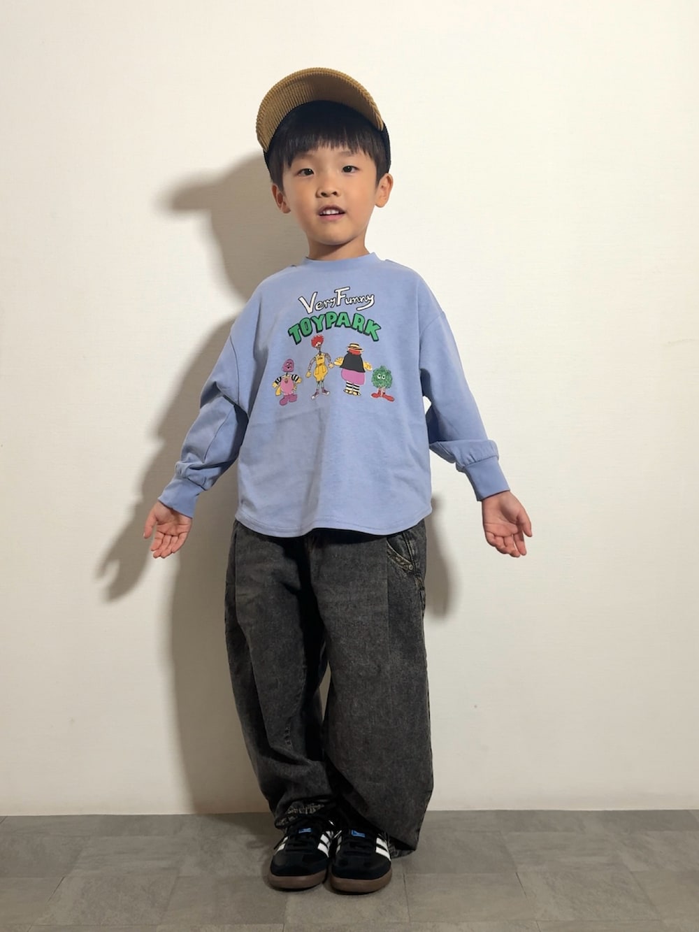 ブラック系のスニーカー、パープル系のTシャツ/カットソー、ブラック系のその他パンツを着用したキッズの夏コーディネートの3枚目の写真