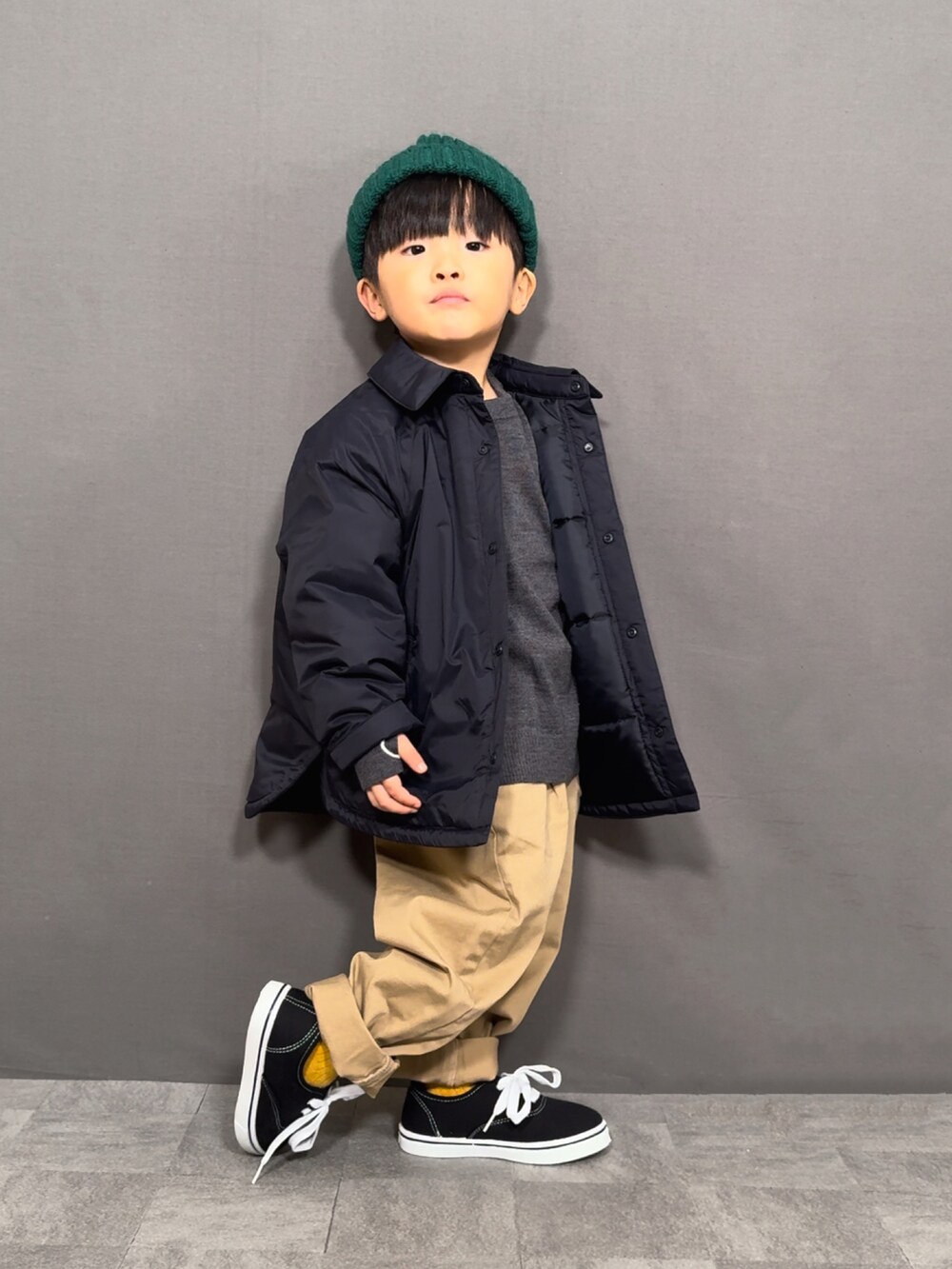 ブルー系のジャケット/アウター、グレー系のニット/セーター、ブルー系のデニムパンツを着用したキッズの秋コーディネートの2枚目の写真