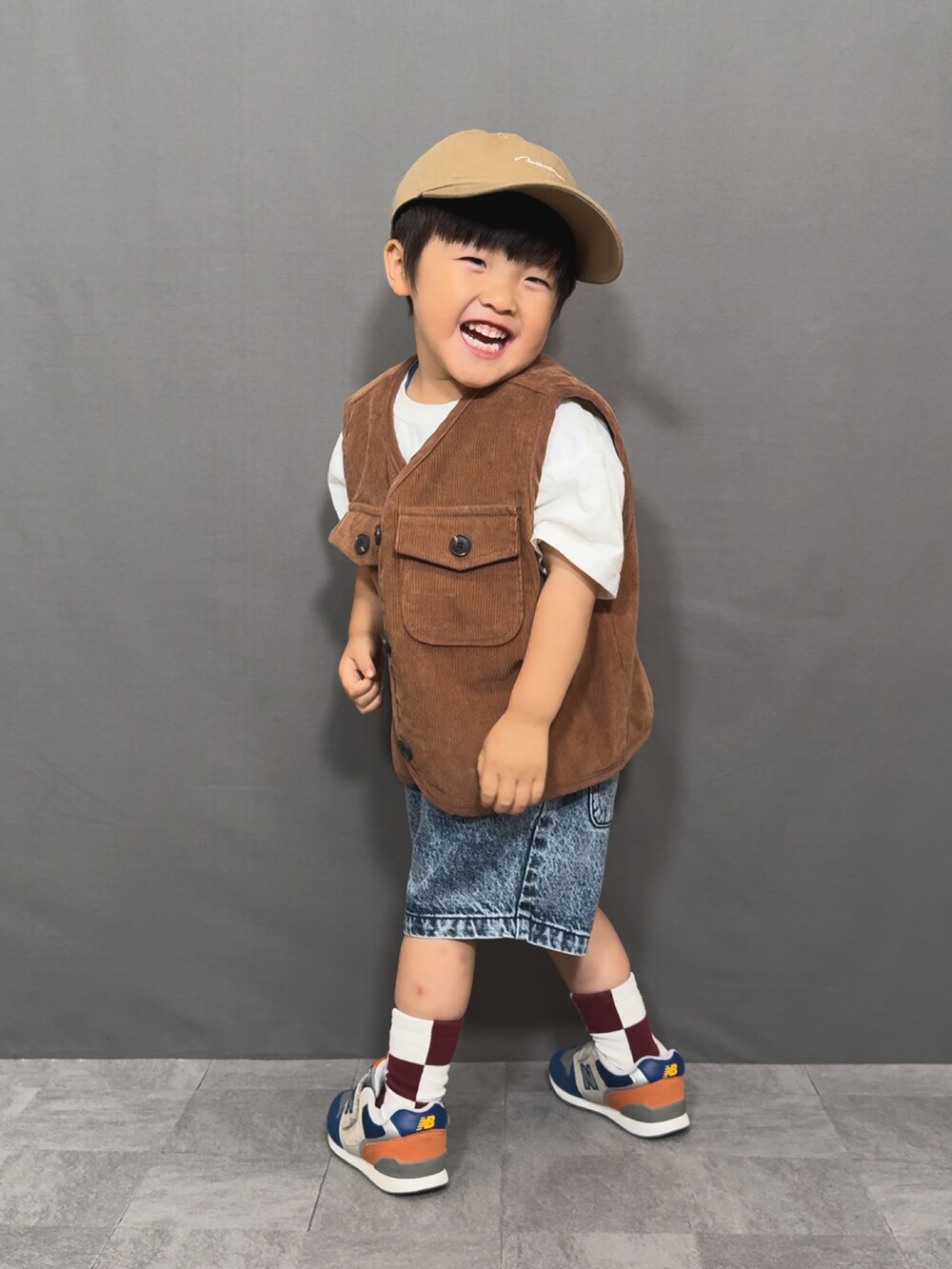 「夏コーデ、スポーツミックス、休日スタイル、スニーカー、ベスト、レイヤードスタイル、韓国子供服、きれいめカジュアル、ハーフパンツ、デニム、ショートパンツ、ロゴT、お出かけコーデ、フェススタイル、アツいコーデ全部見せ」｜「韓国子供服のアイテム（ベスト、ブラウン系）」を使った、YU⭐︎さん（キッズ・90cm）の夏コーディネートの4枚目の写真